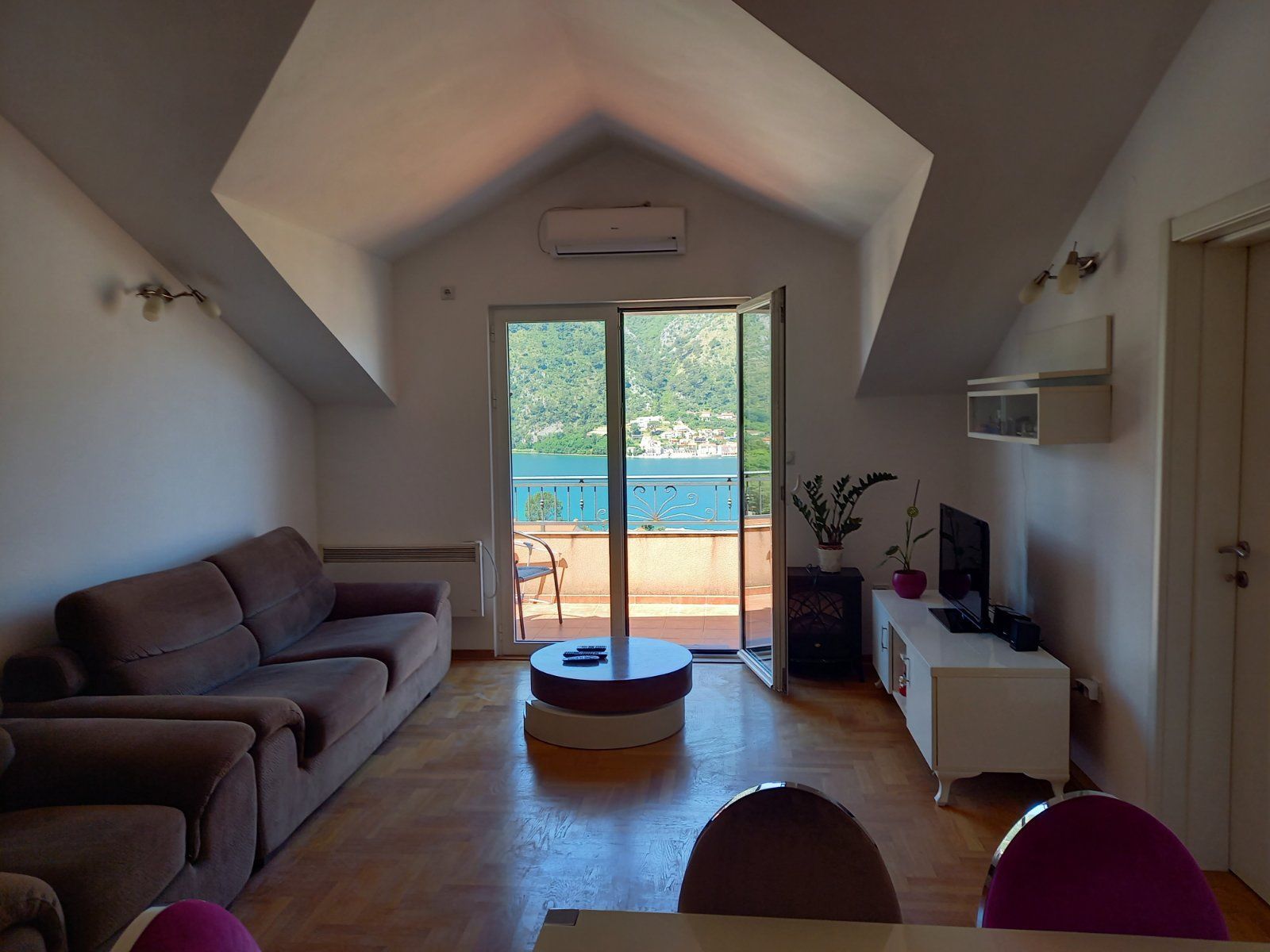 amforaproperty.com/Dvosoban stan 62m2 sa pogledom na more i privatnim parking mestom,Dobrota,Kotor