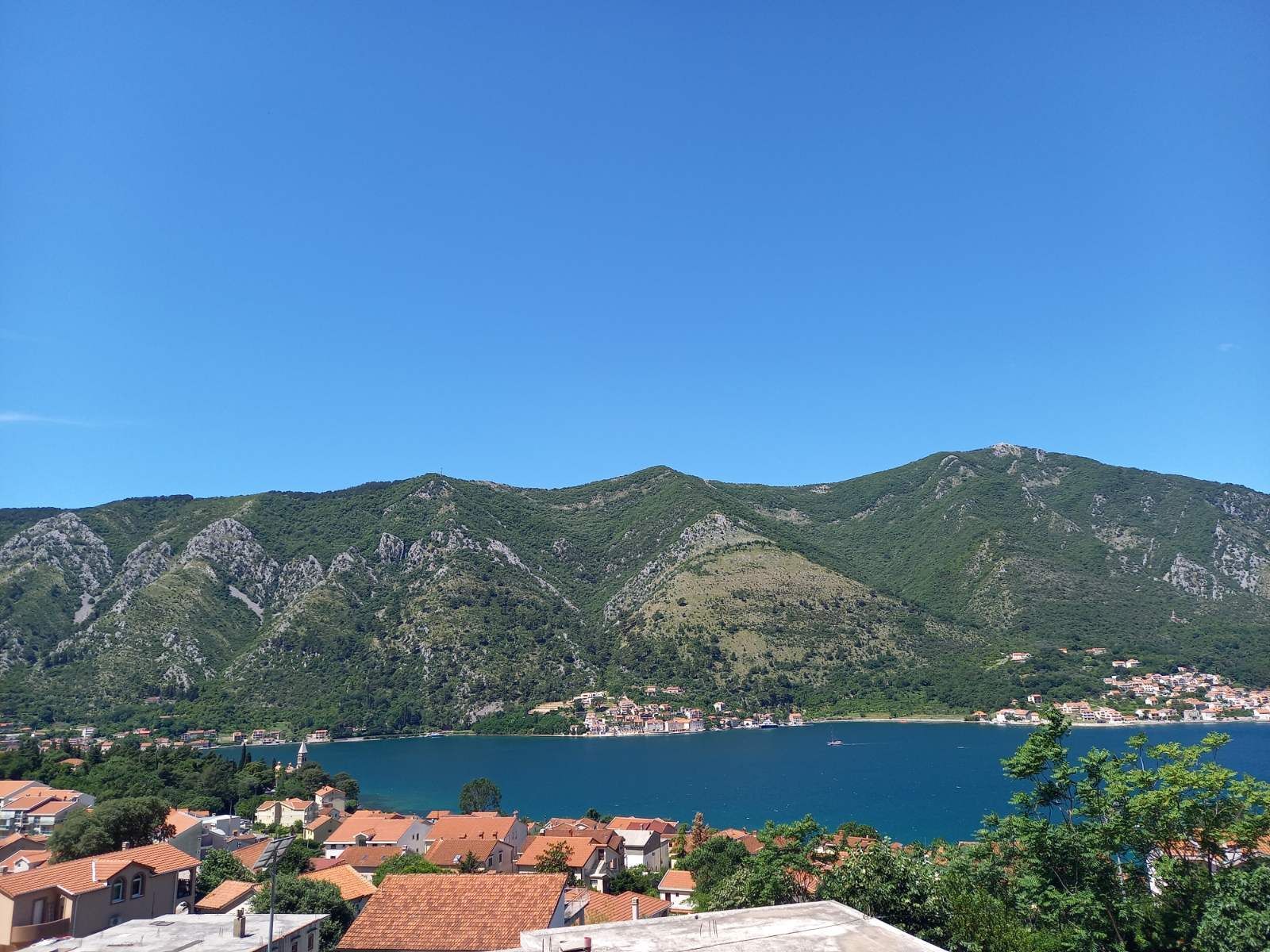 amforaproperty.com/Dvosoban stan 62m2 sa pogledom na more i privatnim parking mestom,Dobrota,Kotor