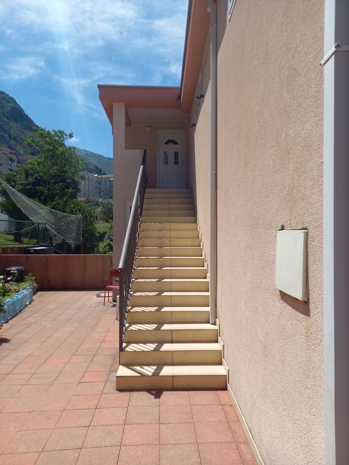 amforaproperty.com/Dvosoban stan 62m2 sa pogledom na more i privatnim parking mestom,Dobrota,Kotor