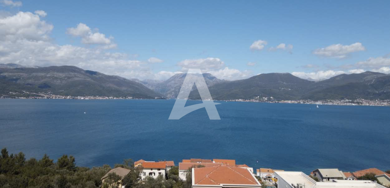 amforaproperty.com/Tivat, Krašići –  Luksuzni jednosoban DUPLEKS apartman 78m2 sa otvorenim pogledom na more u novom kompleksu na poluostrvu Luštica