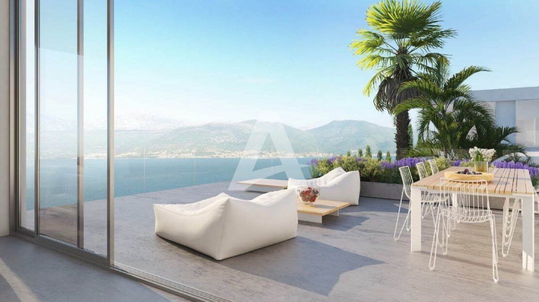 amforaproperty.com/Tivat, Krašići –  Luksuzni jednosoban DUPLEKS apartman 78m2 sa otvorenim pogledom na more u novom kompleksu na poluostrvu Luštica