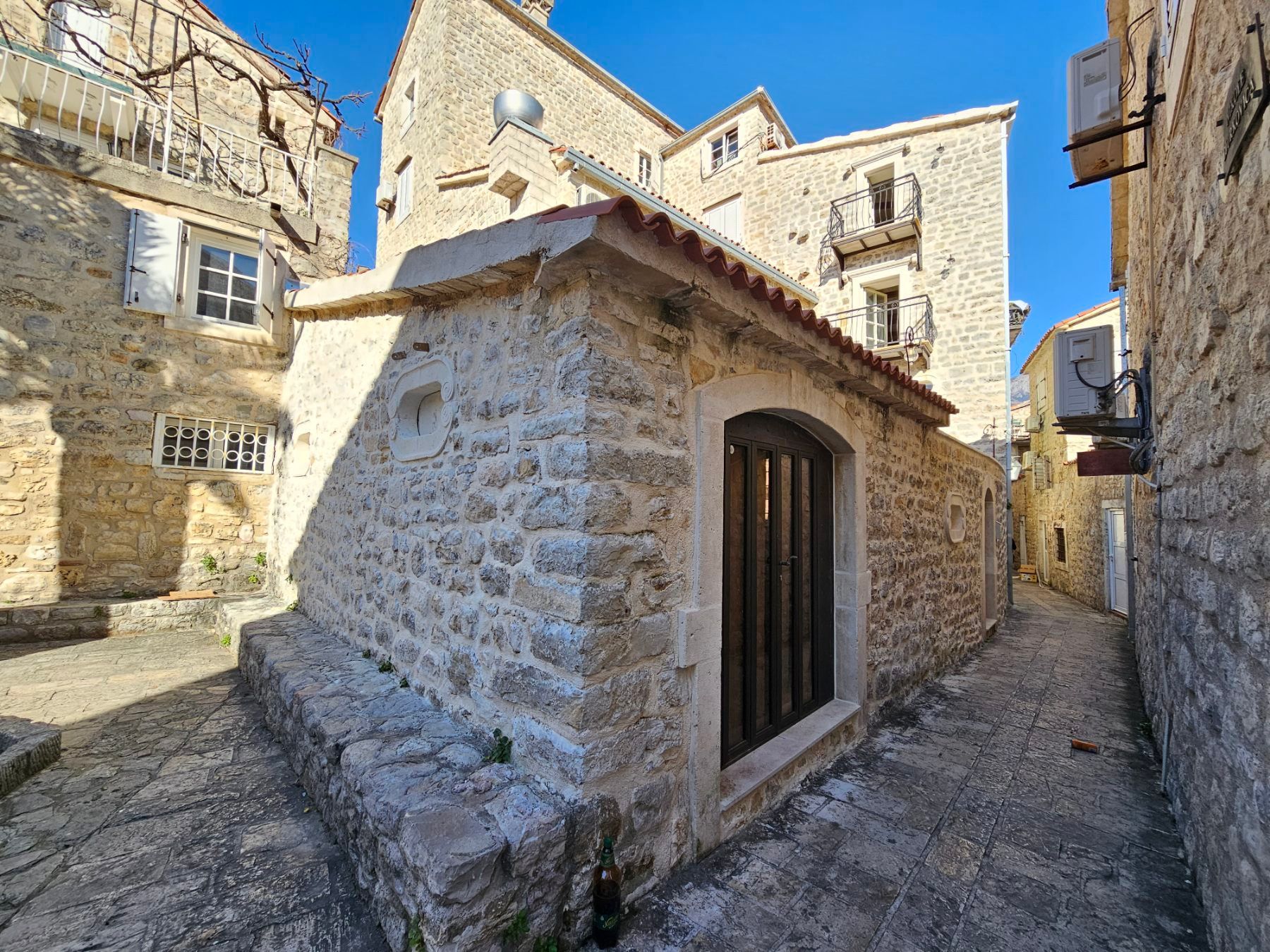 amforaproperty.com/Izdavanje Tri Studio Apartmana i Četiri Poslovna Prostora u Starom Gradu,Budva (na duzi period)