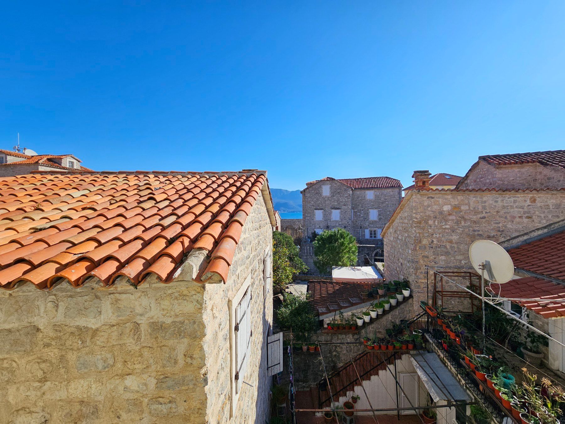 amforaproperty.com/Izdavanje Tri Studio Apartmana i Četiri Poslovna Prostora u Starom Gradu,Budva (na duzi period)