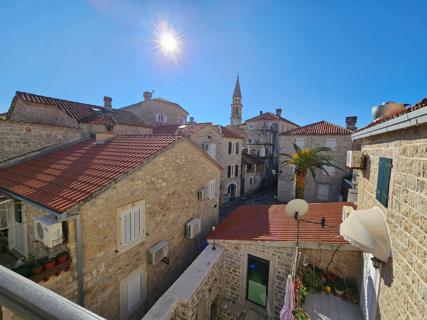 amforaproperty.com/Izdavanje Tri Studio Apartmana i Četiri Poslovna Prostora u Starom Gradu,Budva (na duzi period)