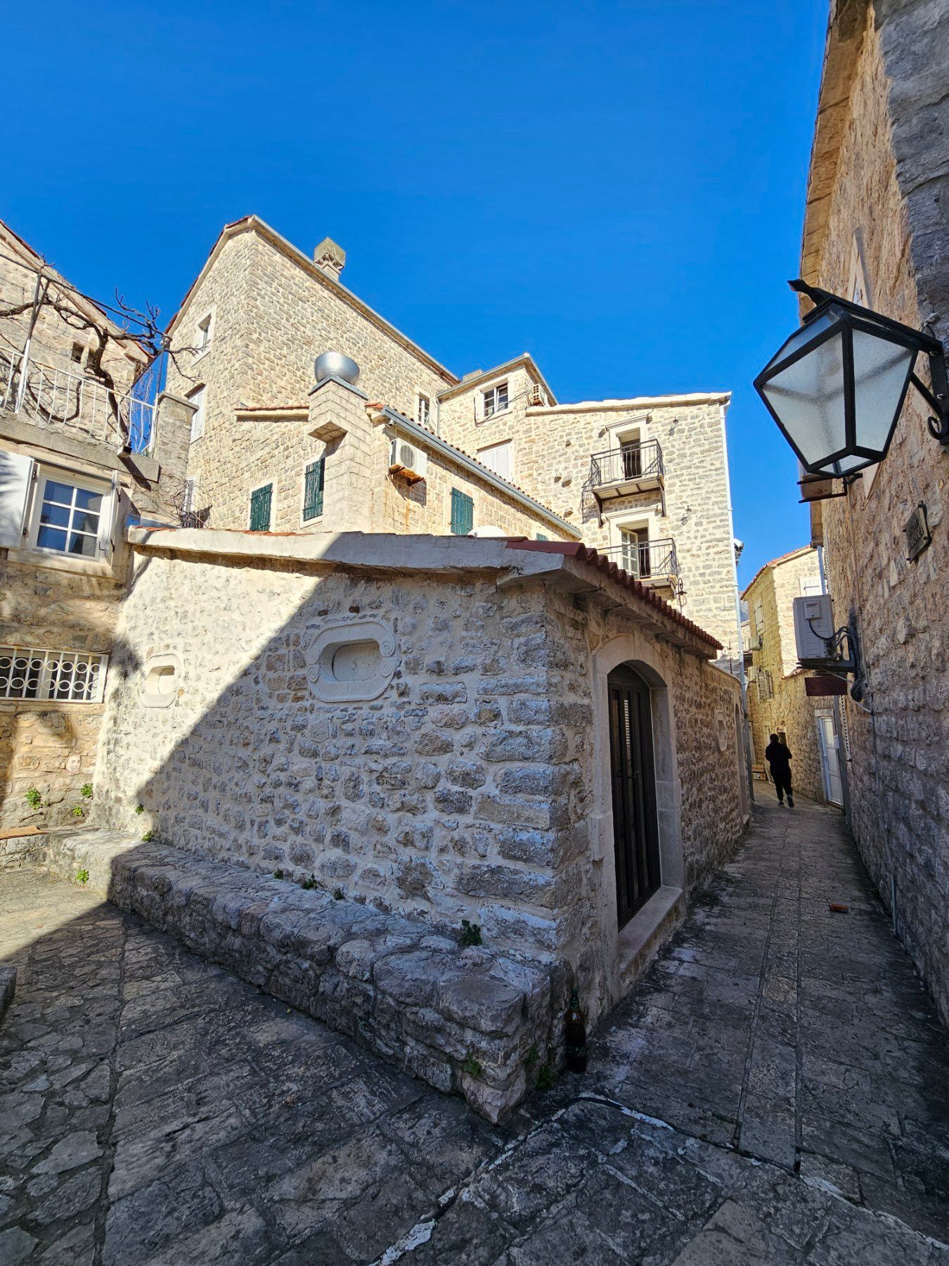 amforaproperty.com/Izdavanje Tri Studio Apartmana i Četiri Poslovna Prostora u Starom Gradu,Budva (na duzi period)