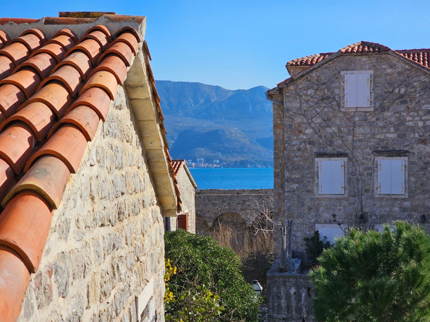 amforaproperty.com/Izdavanje Tri Studio Apartmana i Četiri Poslovna Prostora u Starom Gradu,Budva (na duzi period)