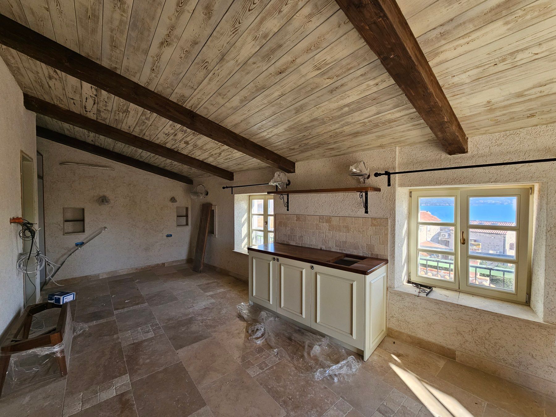 amforaproperty.com/Izdavanje Tri Studio Apartmana i Četiri Poslovna Prostora u Starom Gradu,Budva (na duzi period)