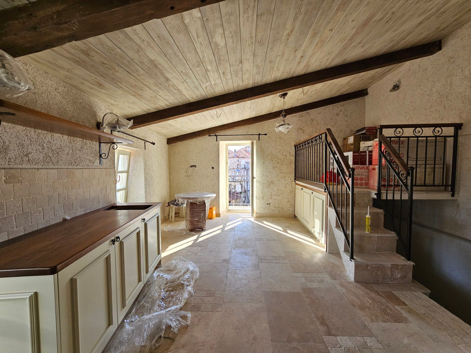 amforaproperty.com/Izdavanje Tri Studio Apartmana i Četiri Poslovna Prostora u Starom Gradu,Budva (na duzi period)