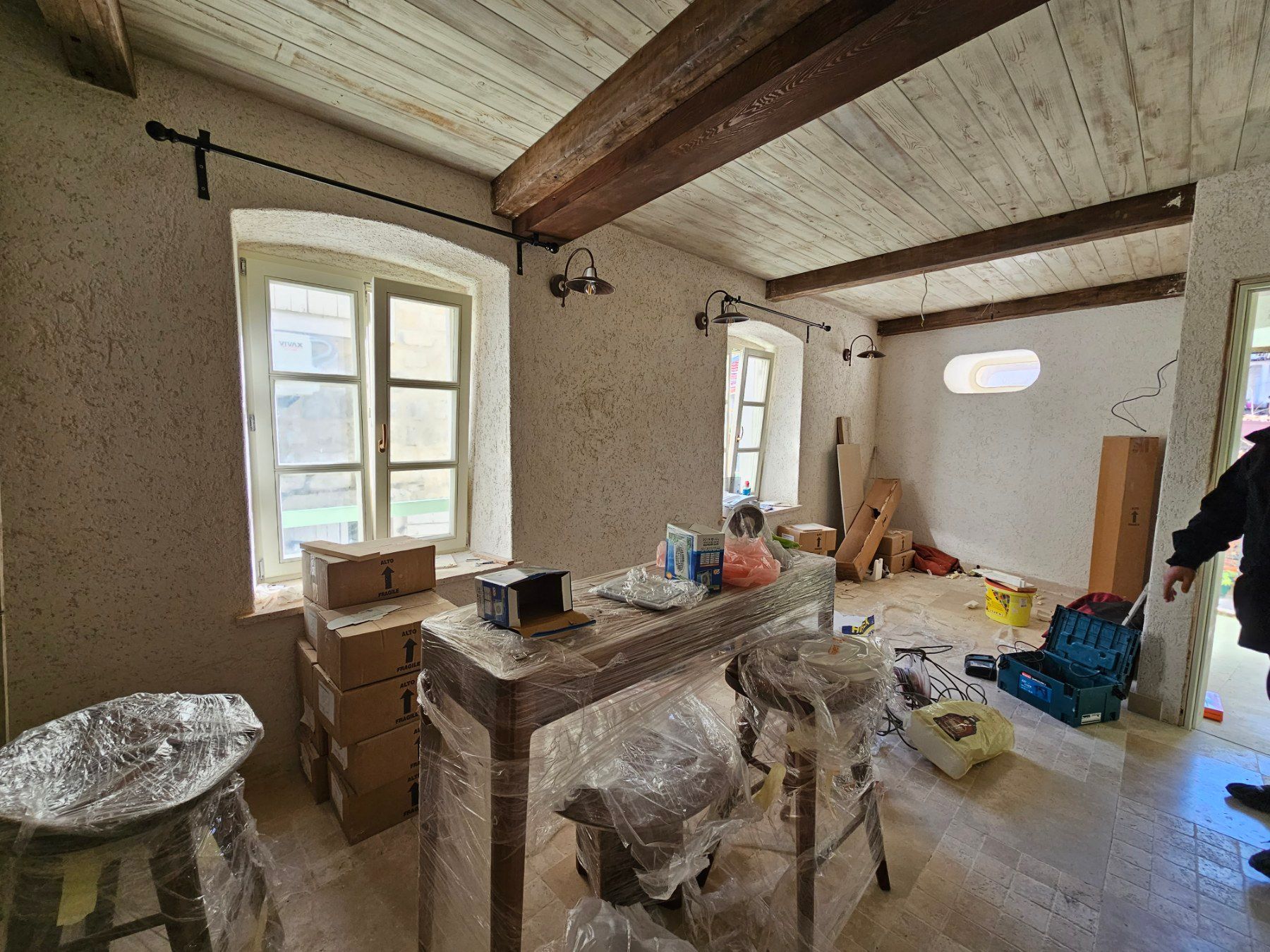 amforaproperty.com/Izdavanje Tri Studio Apartmana i Četiri Poslovna Prostora u Starom Gradu,Budva (na duzi period)