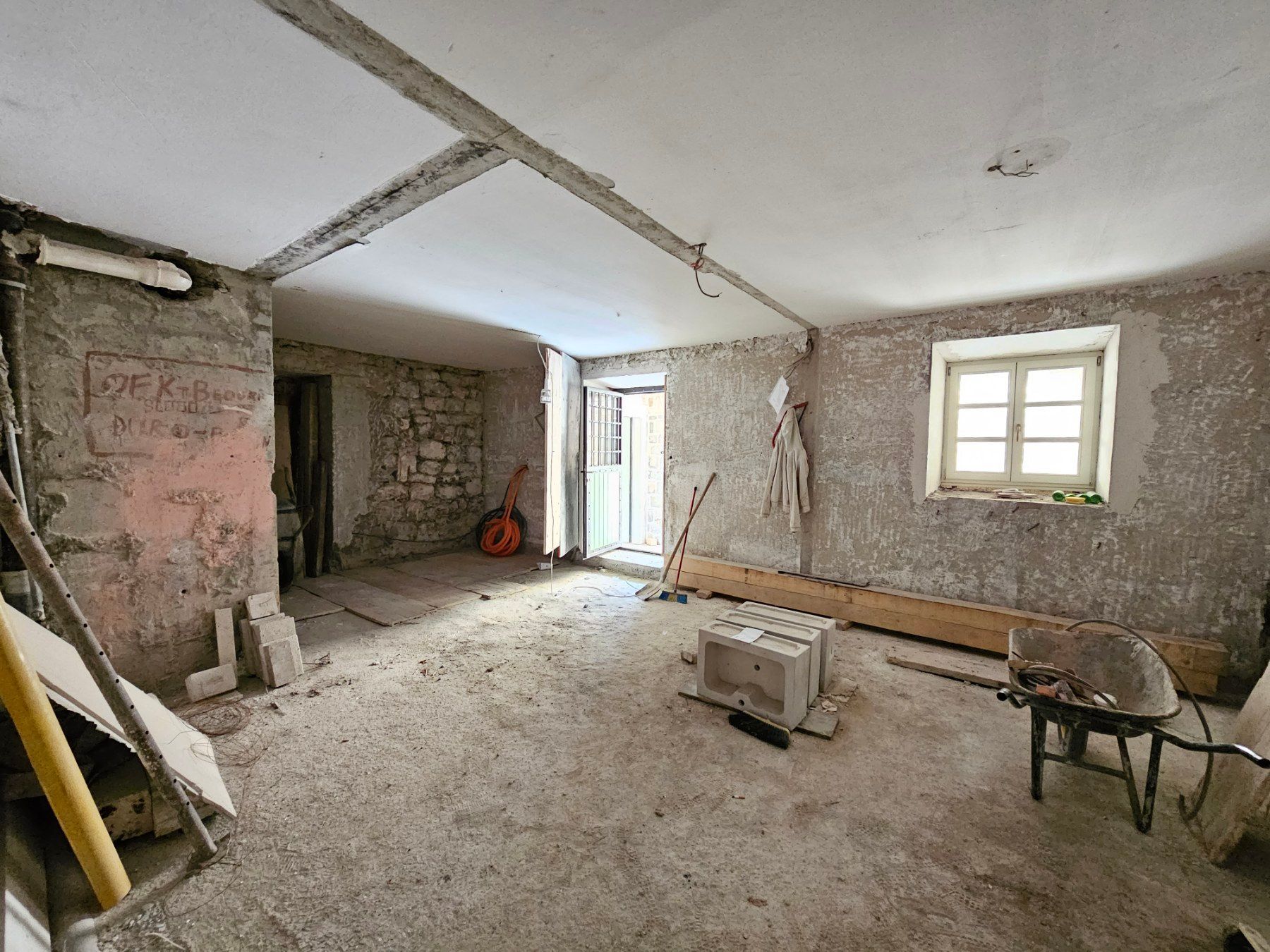 amforaproperty.com/Izdavanje Tri Studio Apartmana i Četiri Poslovna Prostora u Starom Gradu,Budva (na duzi period)