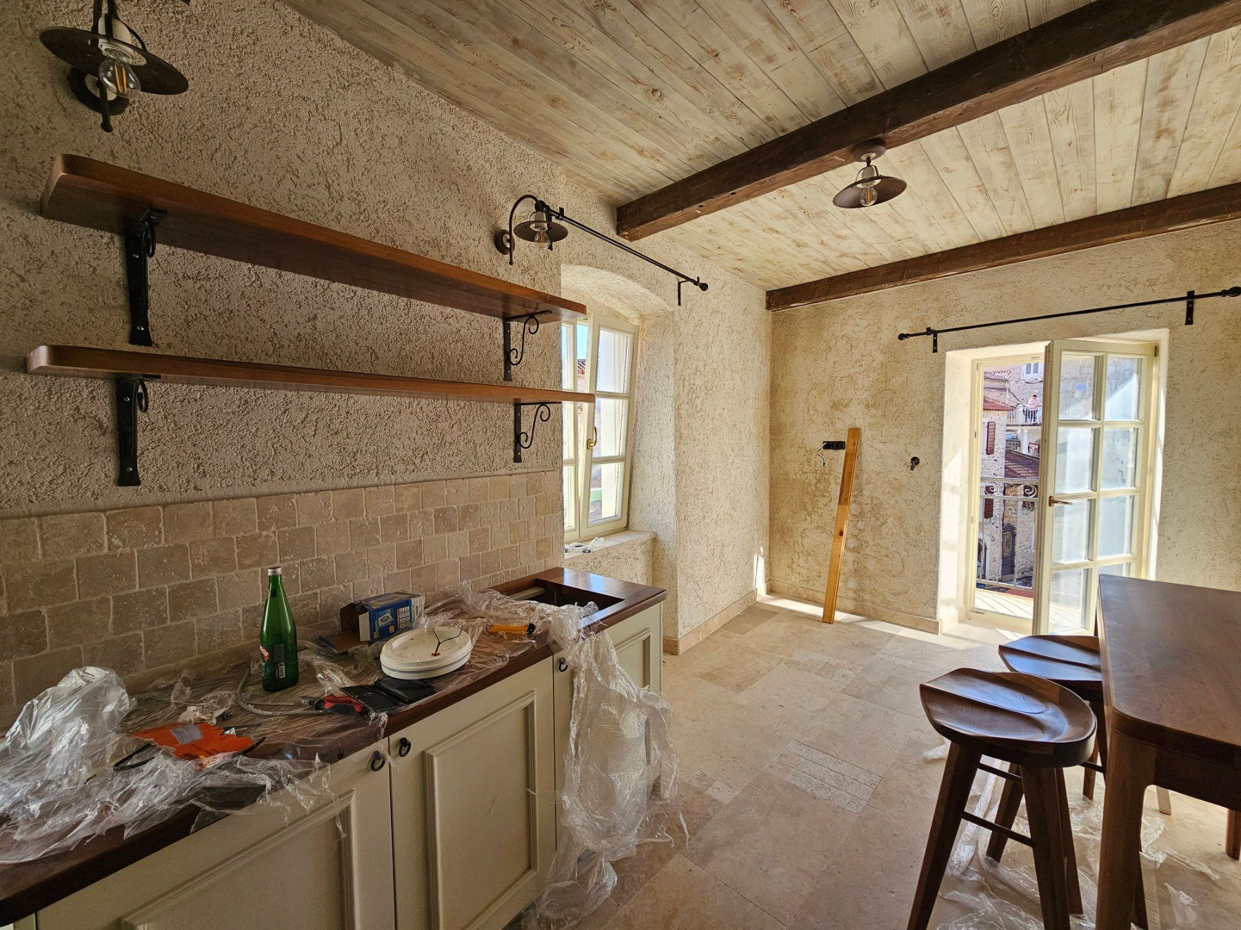 amforaproperty.com/Izdavanje Tri Studio Apartmana i Četiri Poslovna Prostora u Starom Gradu,Budva (na duzi period)