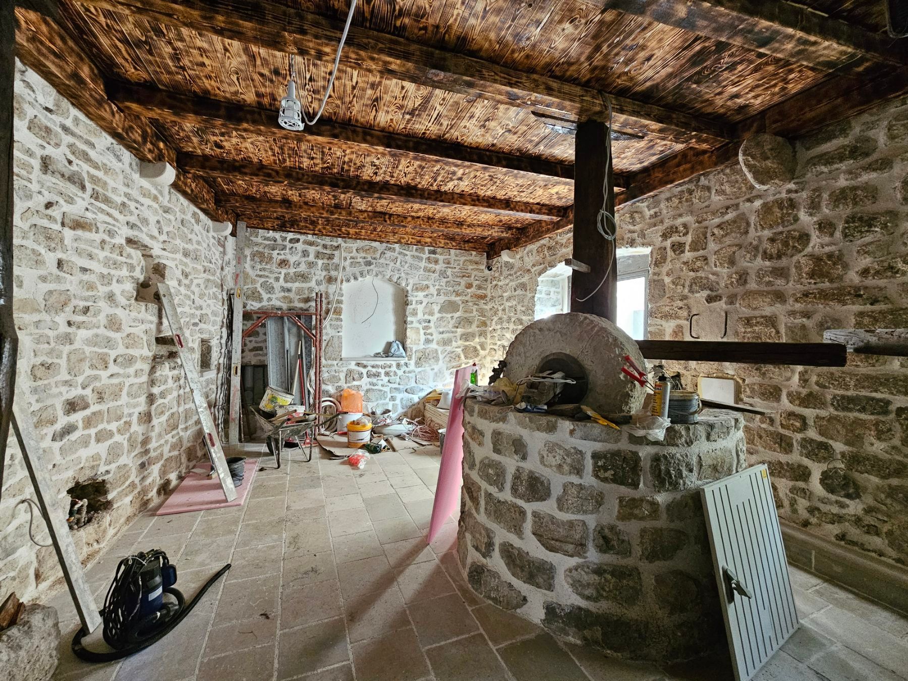 amforaproperty.com/Izdavanje Tri Studio Apartmana i Četiri Poslovna Prostora u Starom Gradu,Budva (na duzi period)