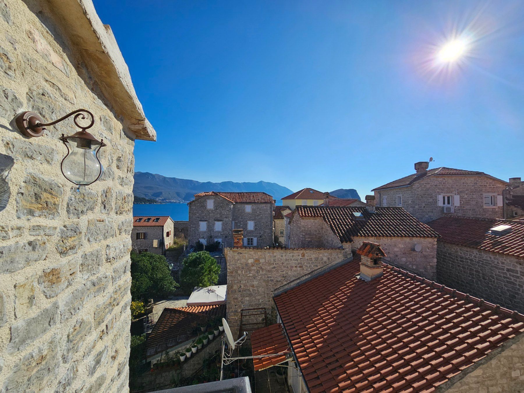 amforaproperty.com/Izdavanje Tri Studio Apartmana i Četiri Poslovna Prostora u Starom Gradu,Budva (na duzi period)