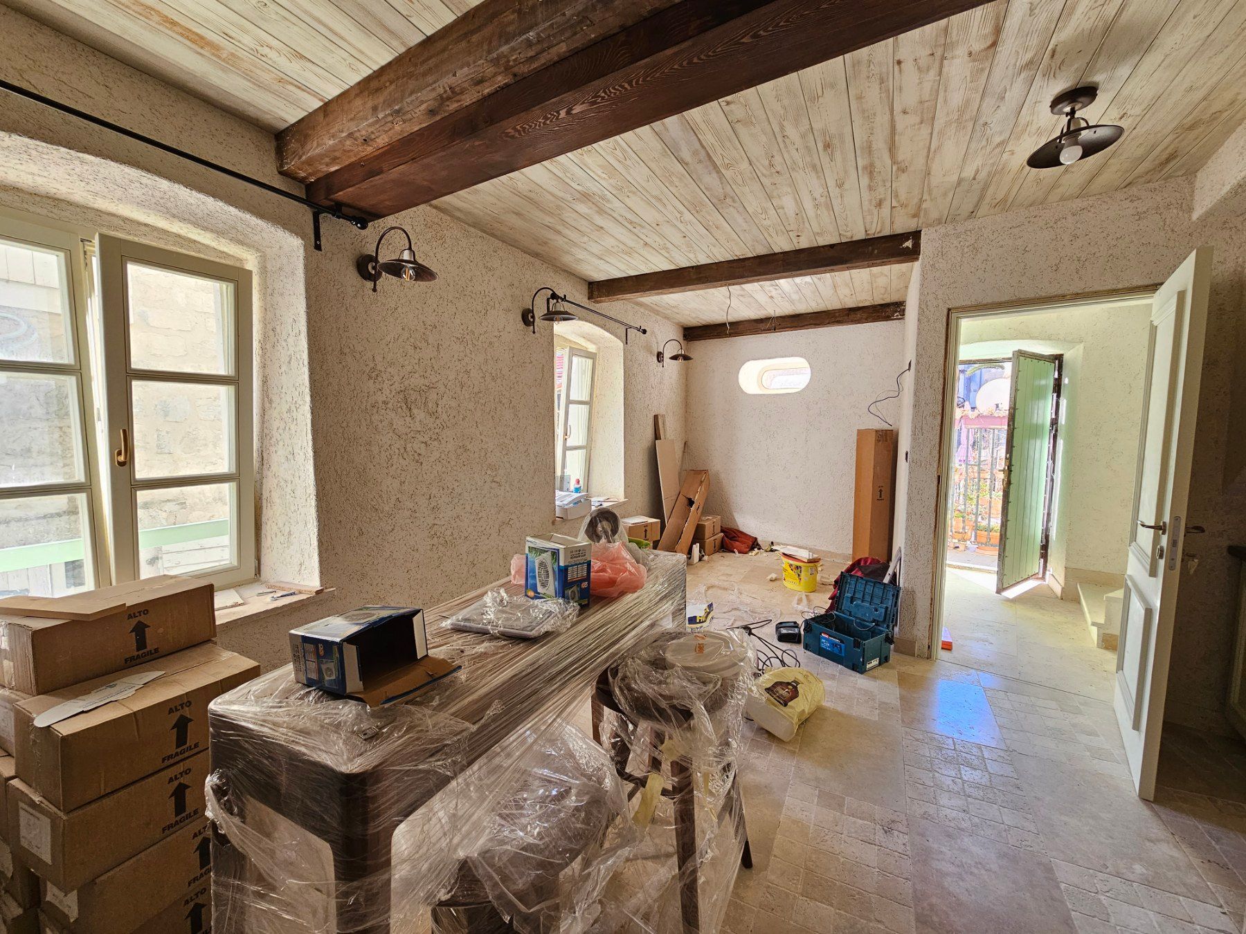 amforaproperty.com/Izdavanje Tri Studio Apartmana i Četiri Poslovna Prostora u Starom Gradu,Budva (na duzi period)
