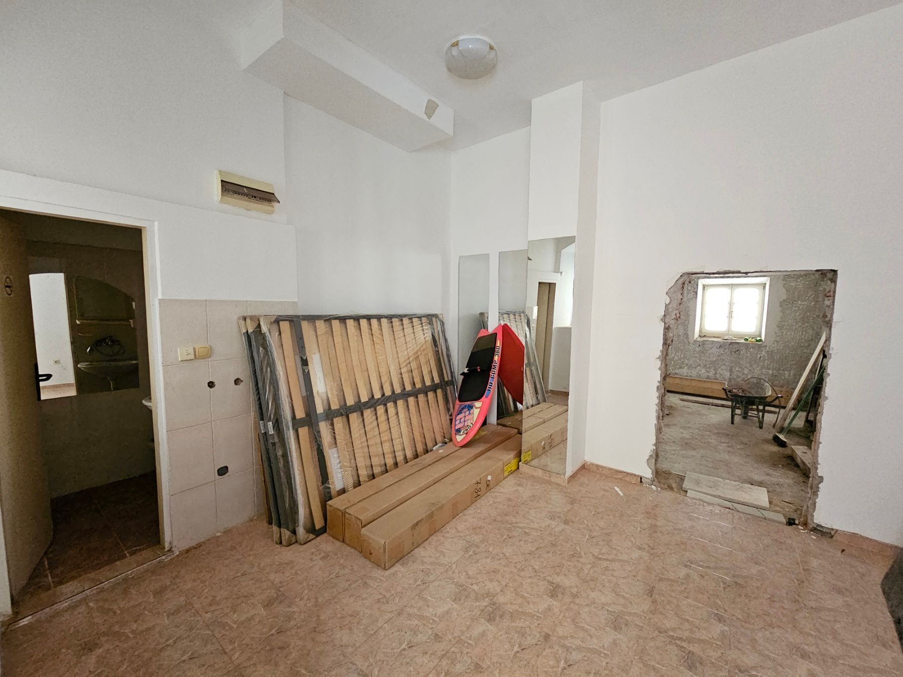 amforaproperty.com/Izdavanje Tri Studio Apartmana i Četiri Poslovna Prostora u Starom Gradu,Budva (na duzi period)