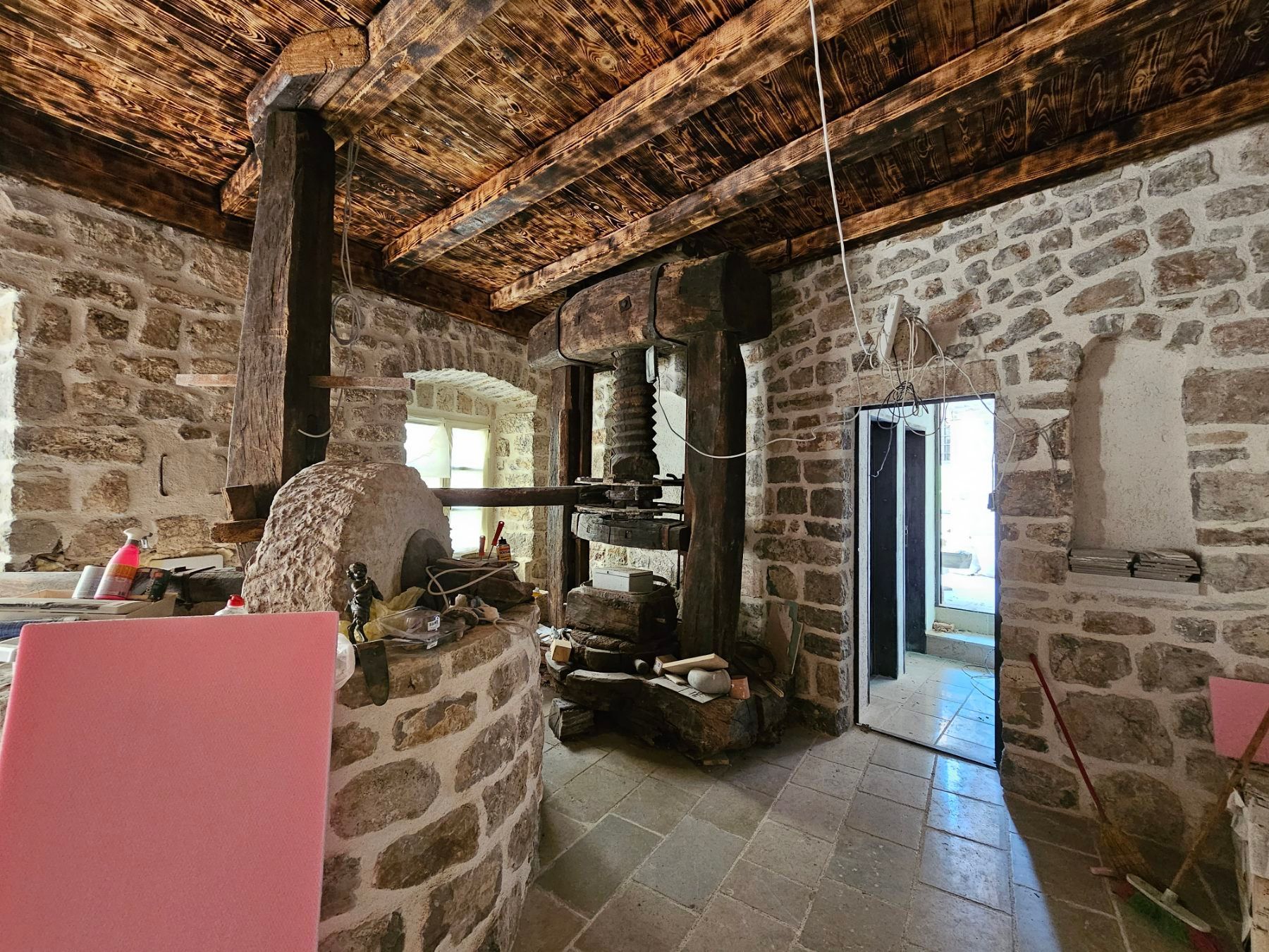 amforaproperty.com/Izdavanje Tri Studio Apartmana i Četiri Poslovna Prostora u Starom Gradu,Budva (na duzi period)