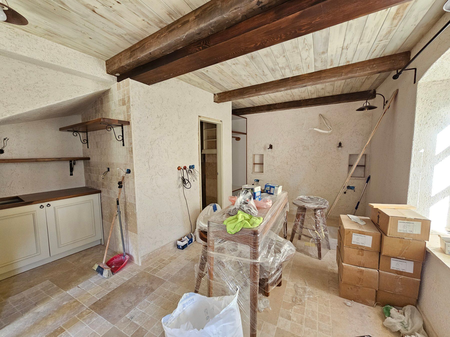amforaproperty.com/Izdavanje Tri Studio Apartmana i Četiri Poslovna Prostora u Starom Gradu,Budva (na duzi period)