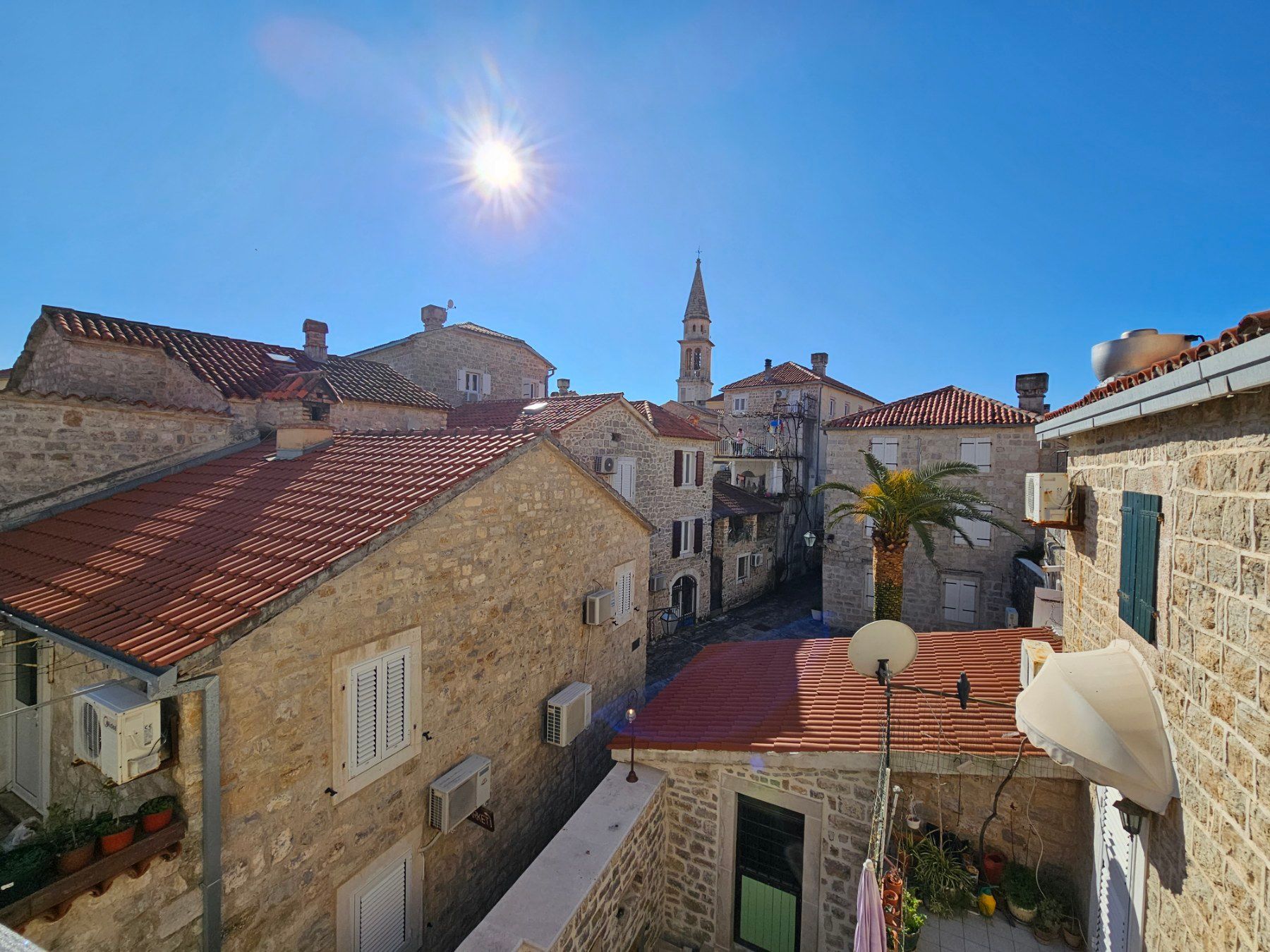 amforaproperty.com/Izdavanje Tri Studio Apartmana i Četiri Poslovna Prostora u Starom Gradu,Budva (na duzi period)