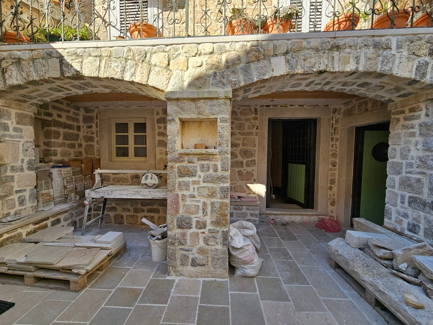 amforaproperty.com/Izdavanje Tri Studio Apartmana i Četiri Poslovna Prostora u Starom Gradu,Budva (na duzi period)
