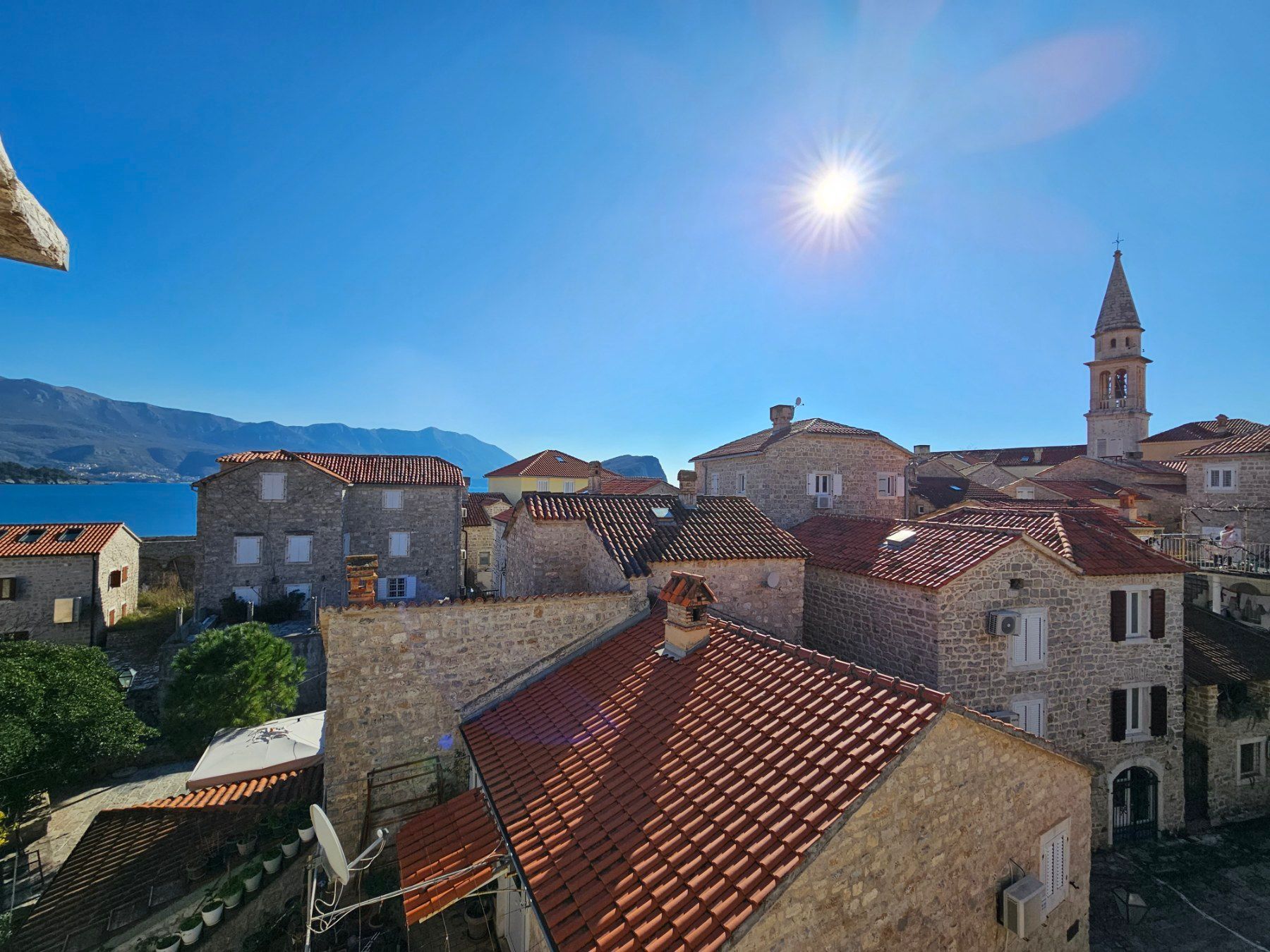 amforaproperty.com/Izdavanje Tri Studio Apartmana i Četiri Poslovna Prostora u Starom Gradu,Budva (na duzi period)