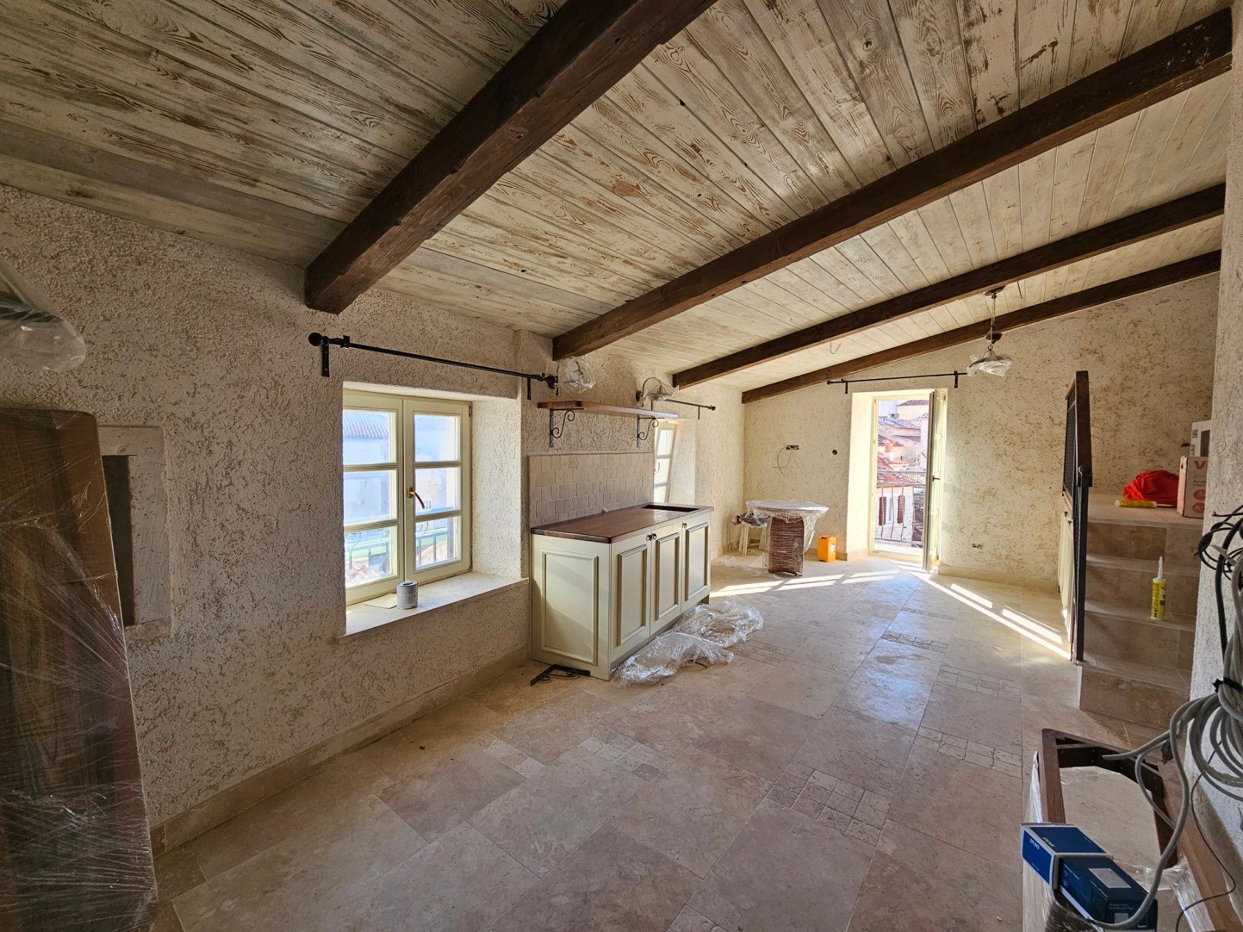 amforaproperty.com/Izdavanje Tri Studio Apartmana i Četiri Poslovna Prostora u Starom Gradu,Budva (na duzi period)