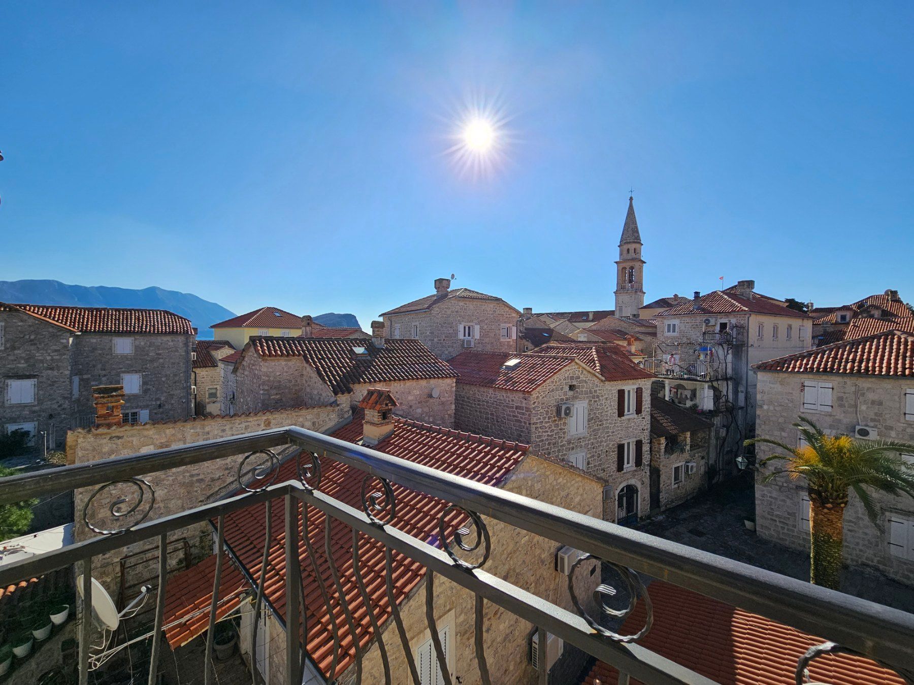 amforaproperty.com/Izdavanje Tri Studio Apartmana i Četiri Poslovna Prostora u Starom Gradu,Budva (na duzi period)