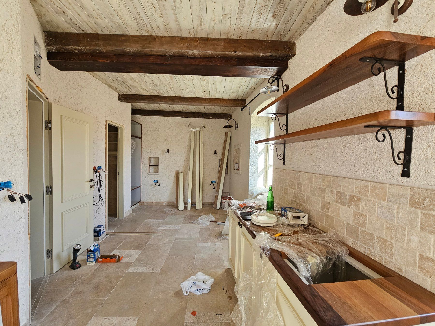 amforaproperty.com/Izdavanje Tri Studio Apartmana i Četiri Poslovna Prostora u Starom Gradu,Budva (na duzi period)