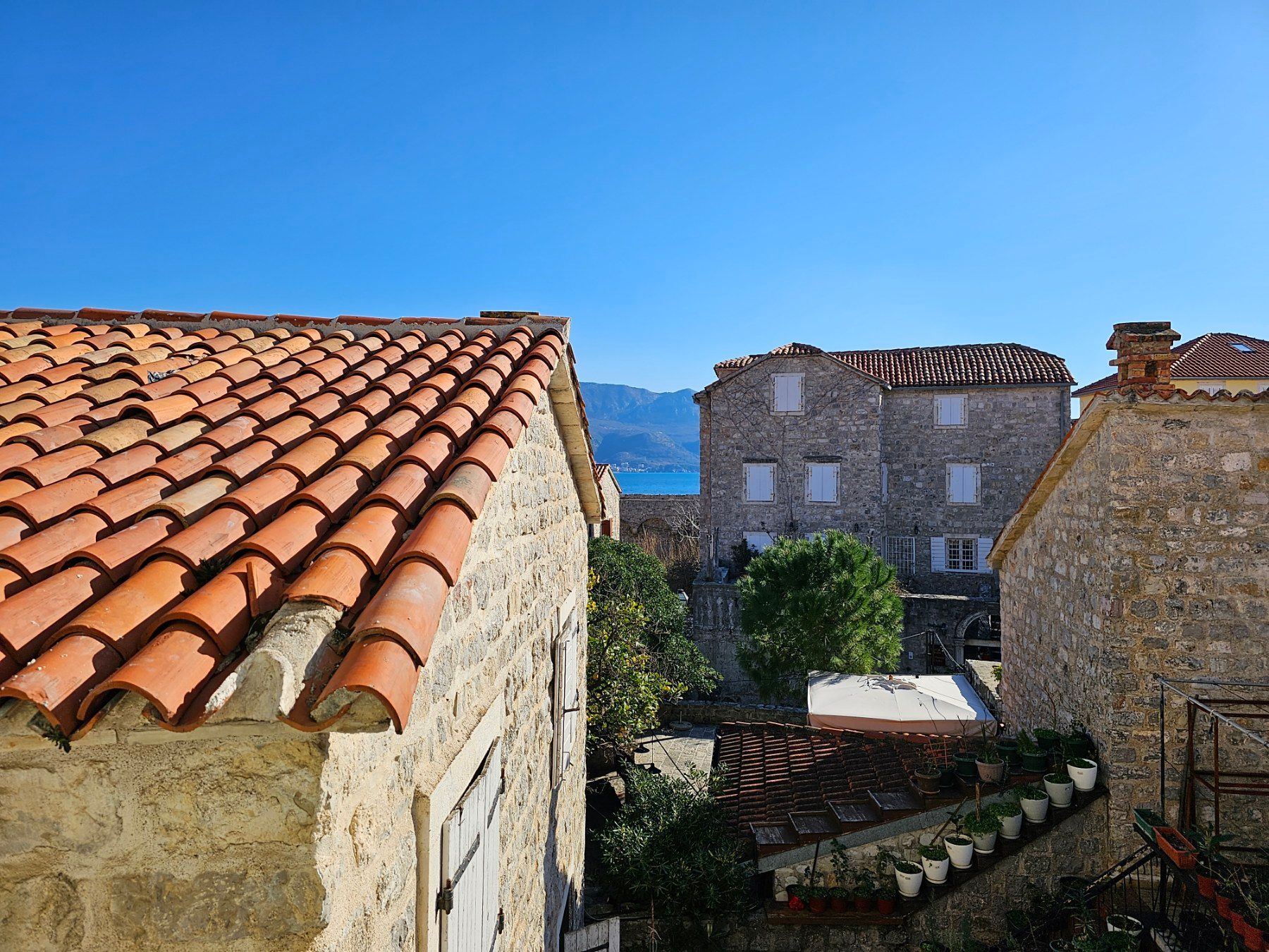 amforaproperty.com/Tri Studio Apartmana sa pogledom na more Budva,Stari Grad (na duzi period)