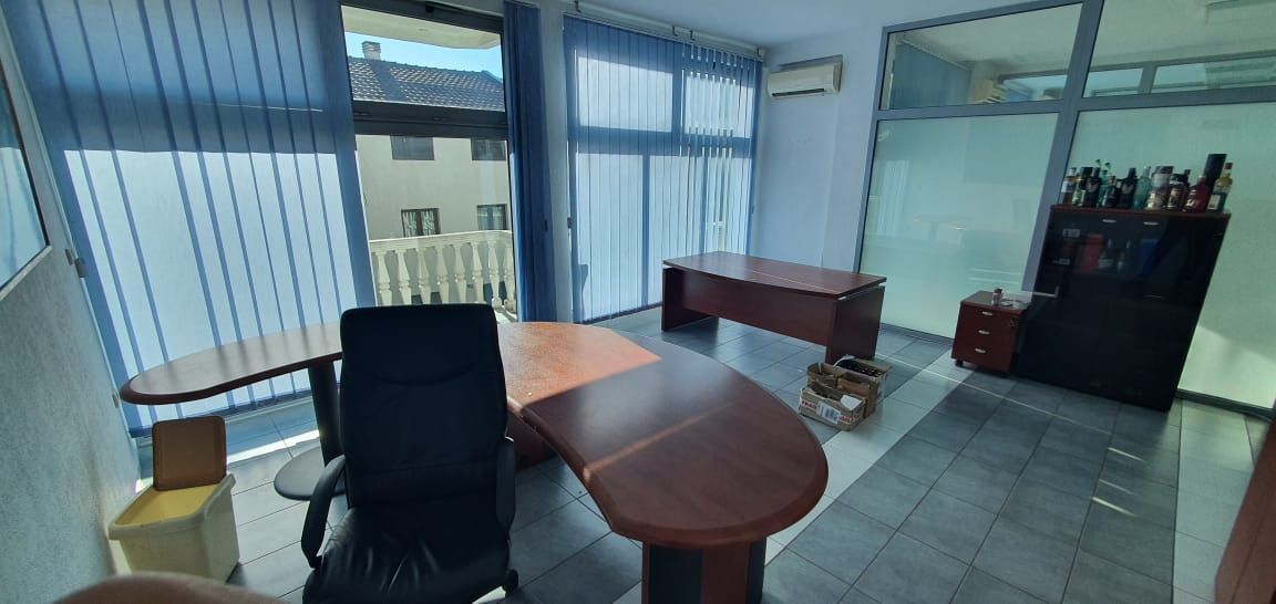 amforaproperty.com/Poslovni Prostor na atraktivnoj lokaciji u Budvi  - 220m2, 6 Kancelarija, 3 Terasе, Parking