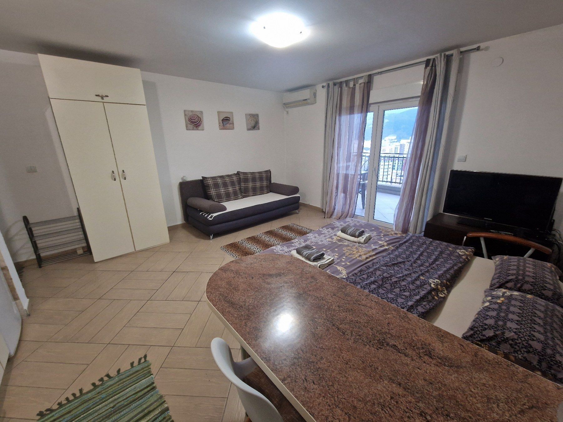 Namestena garsonjera sa pogledom na more i grad,Budva (na period do 01.06.2024) - Amfora Real Estate