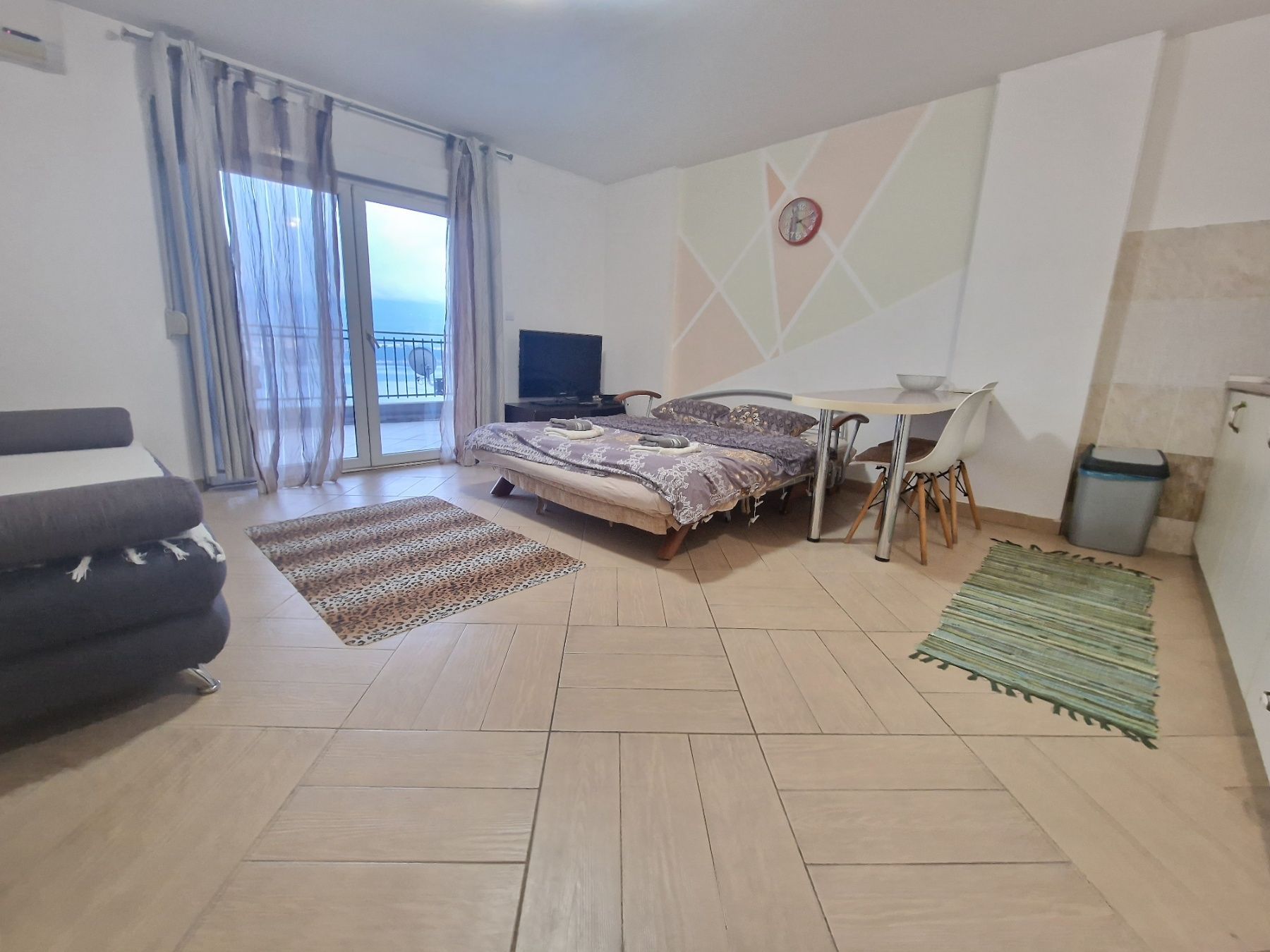 Namestena garsonjera sa pogledom na more i grad,Budva (na period do 01.06.2024) - Amfora Real Estate