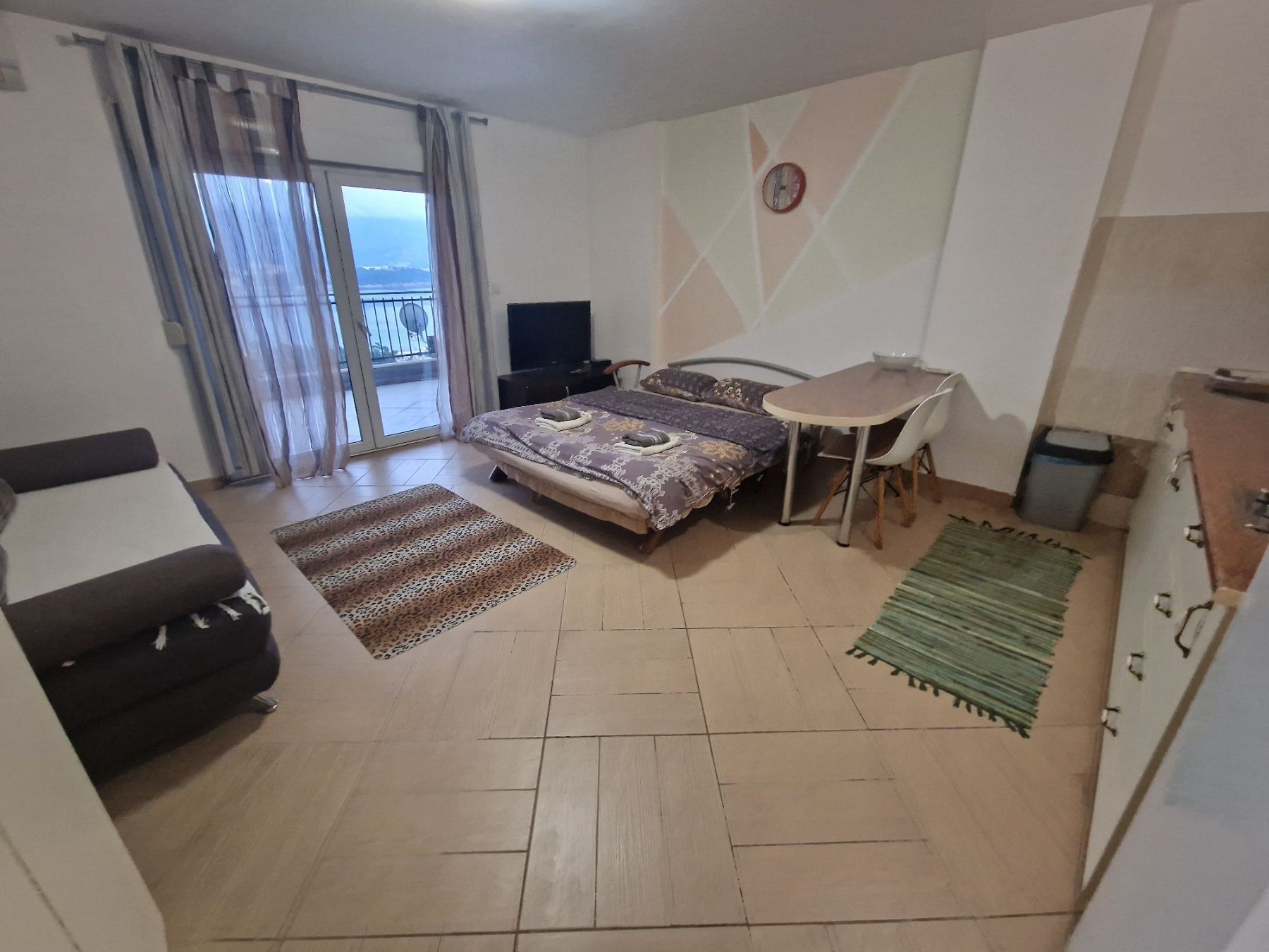 Namestena garsonjera sa pogledom na more i grad,Budva (na period do 01.06.2024) - Amfora Real Estate