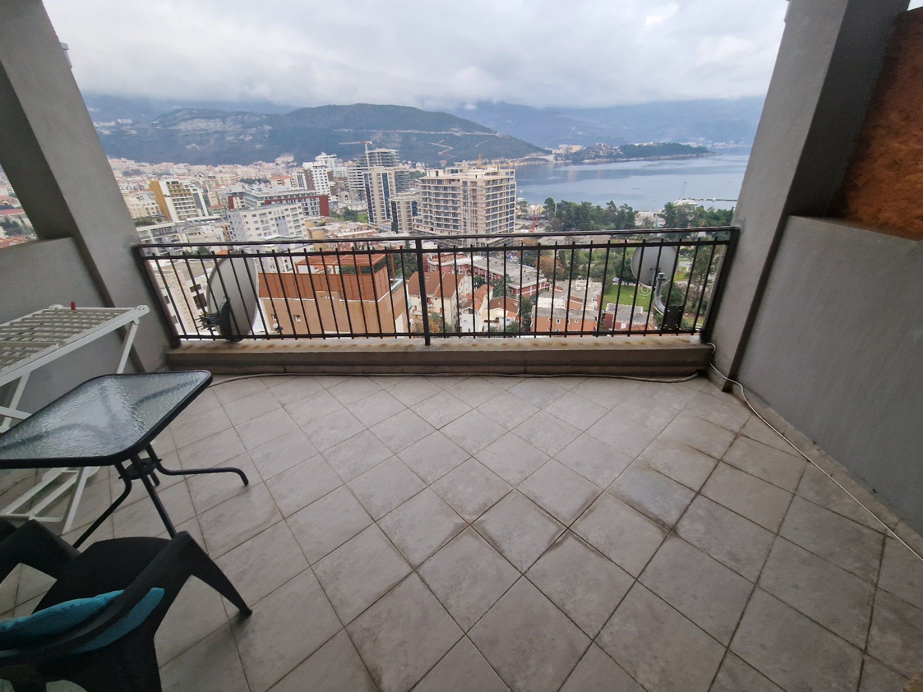 Namestena garsonjera sa pogledom na more i grad,Budva (na period do 01.06.2024) - Amfora Real Estate