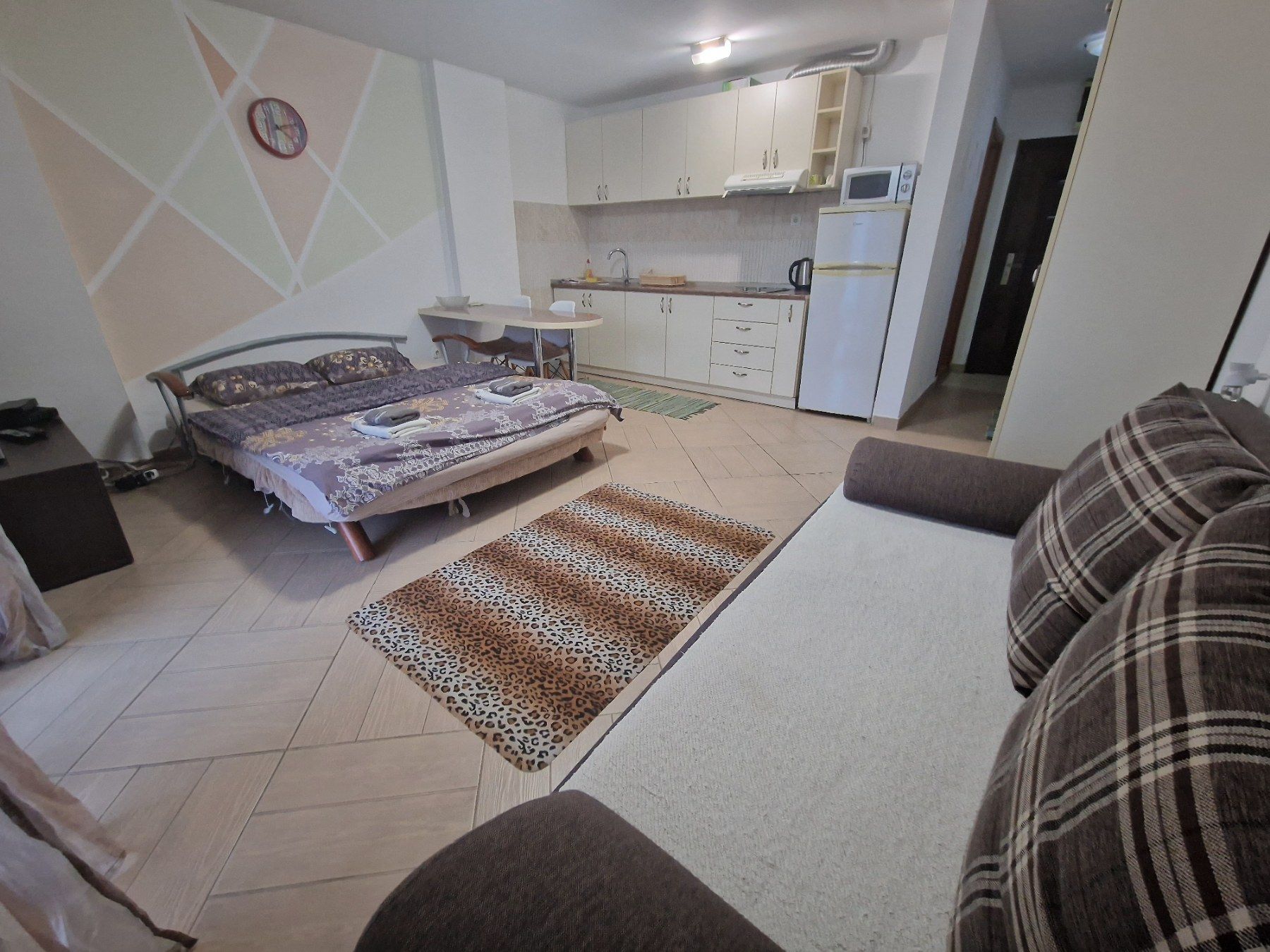 Namestena garsonjera sa pogledom na more i grad,Budva (na period do 01.06.2024) - Amfora Real Estate