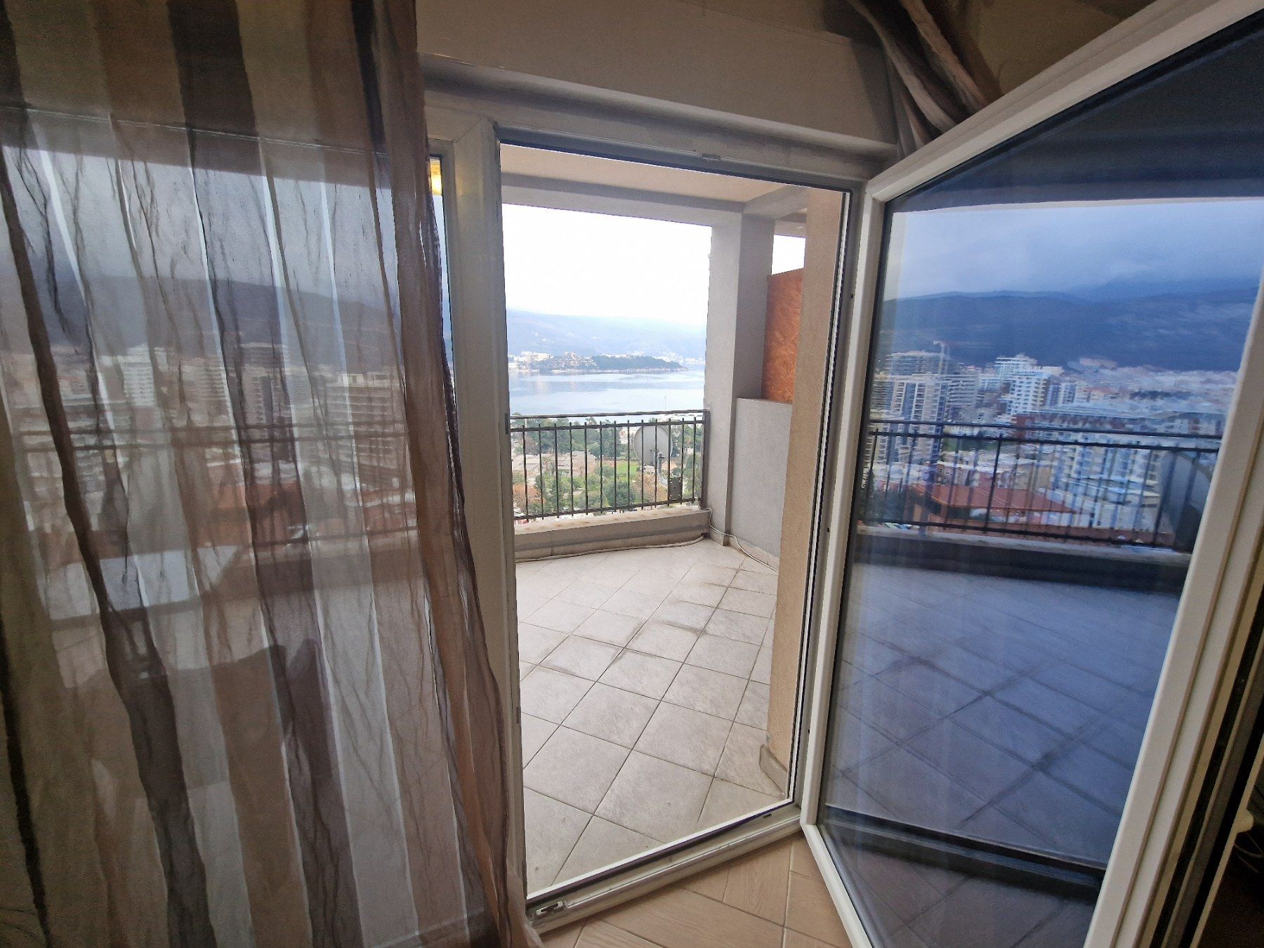 Namestena garsonjera sa pogledom na more i grad,Budva (na period do 01.06.2024) - Amfora Real Estate