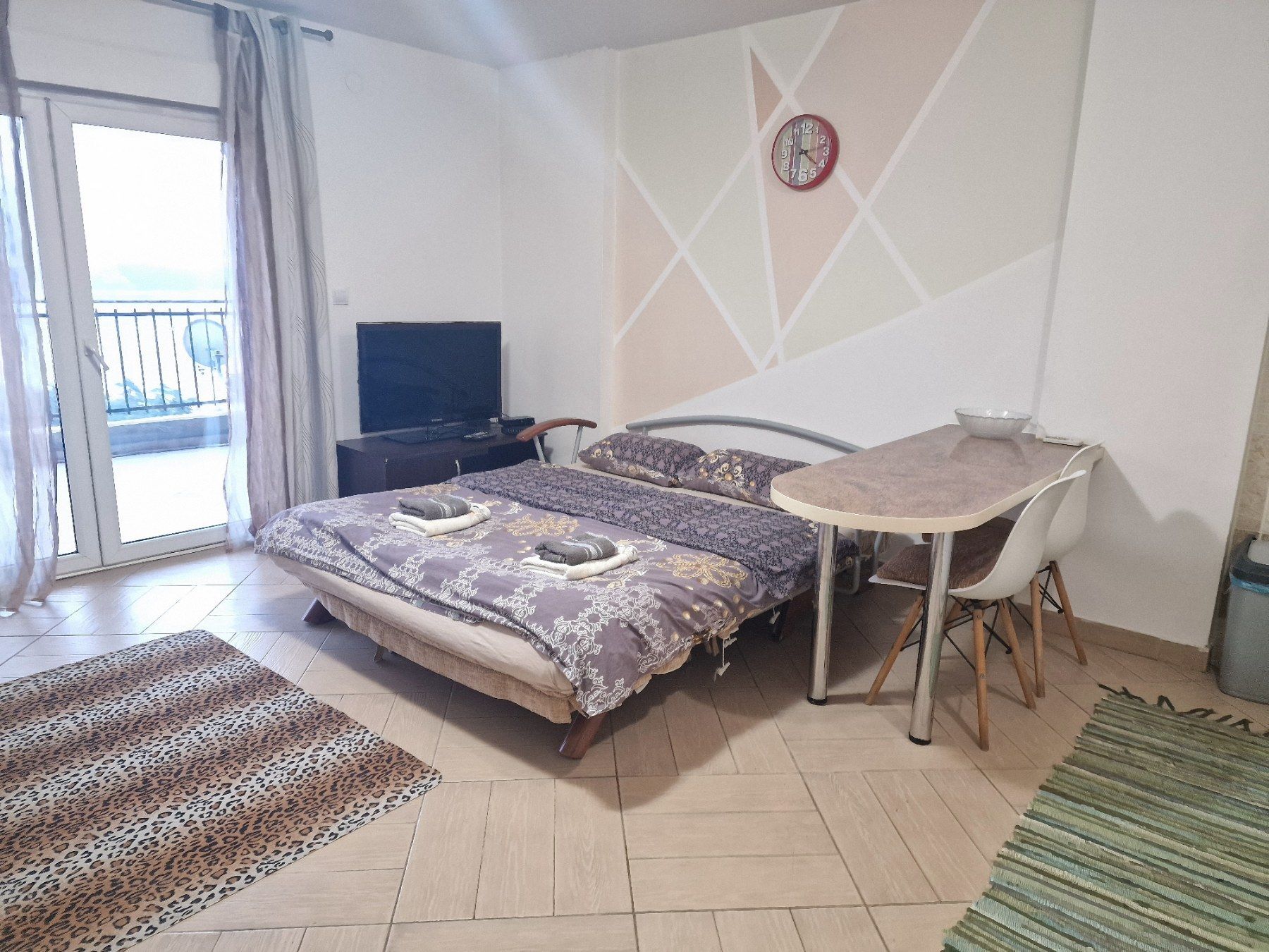 Namestena garsonjera sa pogledom na more i grad,Budva (na period do 01.06.2024) - Amfora Real Estate