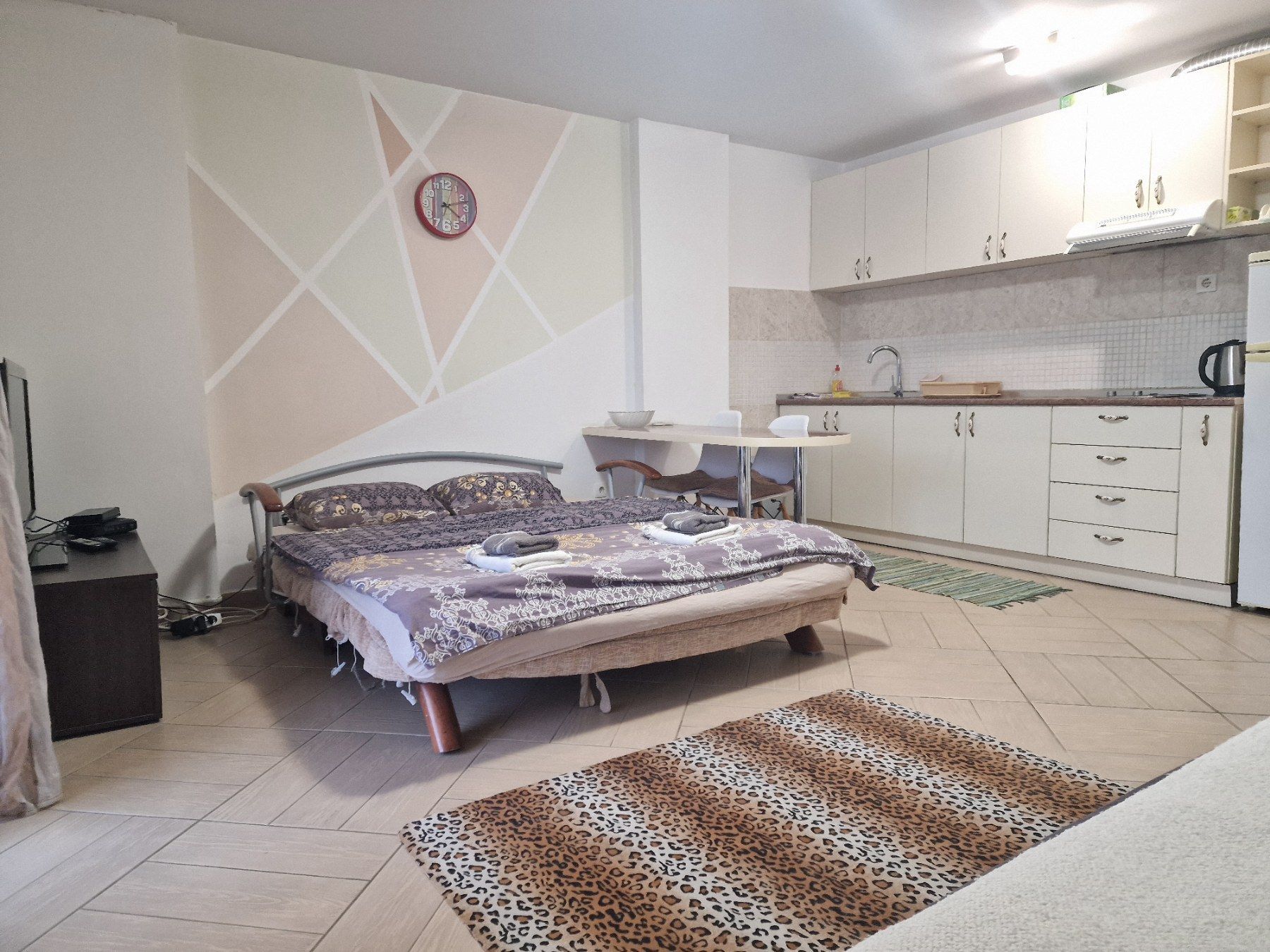 Namestena garsonjera sa pogledom na more i grad,Budva (na period do 01.06.2024) - Amfora Real Estate