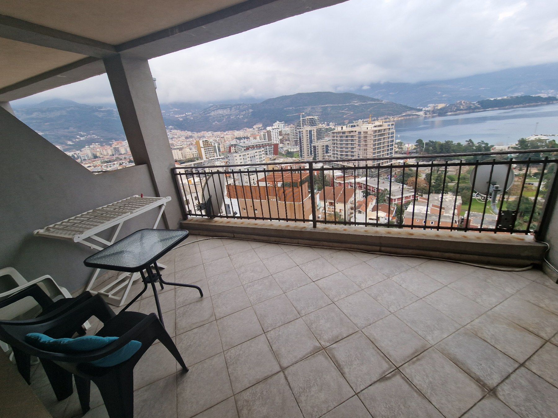 Namestena garsonjera sa pogledom na more i grad,Budva (na period do 01.06.2024) - Amfora Real Estate