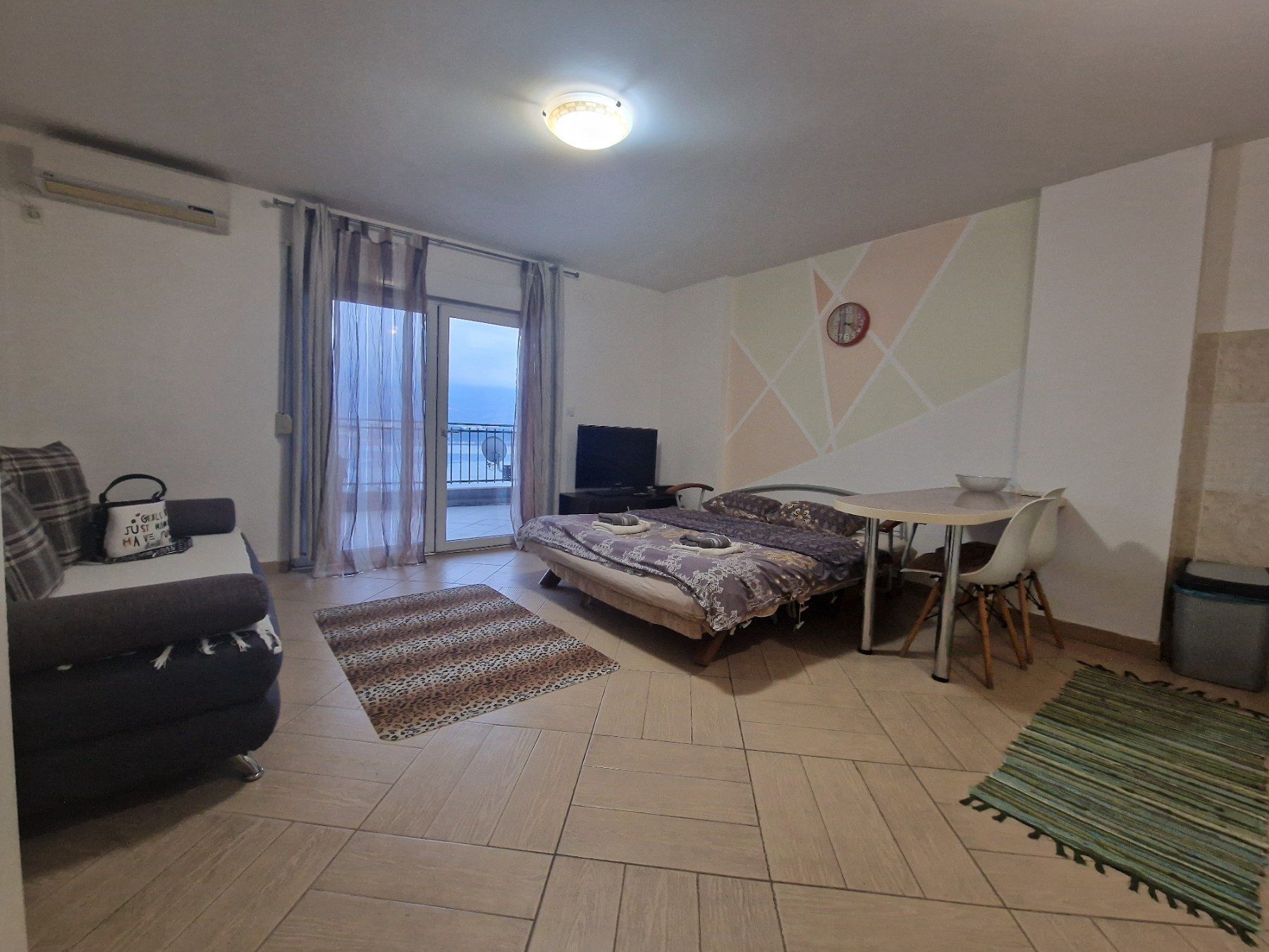 Namestena garsonjera sa pogledom na more i grad,Budva (na period do 01.06.2024) - Amfora Real Estate