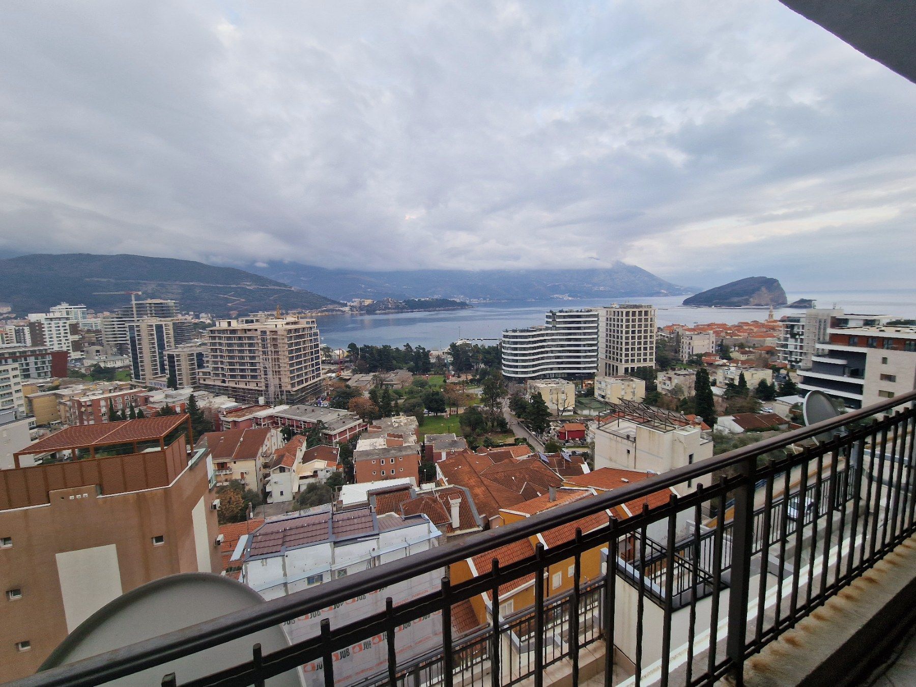 Namestena garsonjera sa pogledom na more i grad,Budva (na period do 01.06.2024) - Amfora Real Estate