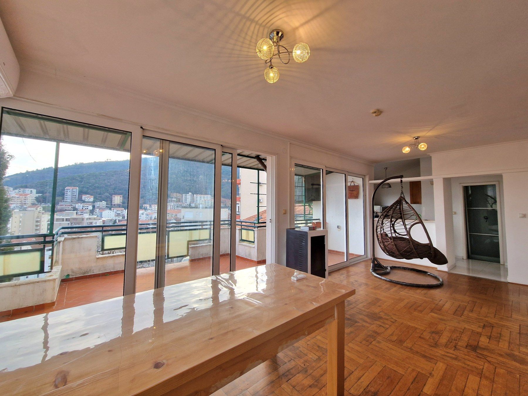 amforaproperty.com/Trosoban stan 124m2 sa panoramskim pogledom na more i grad,Budva