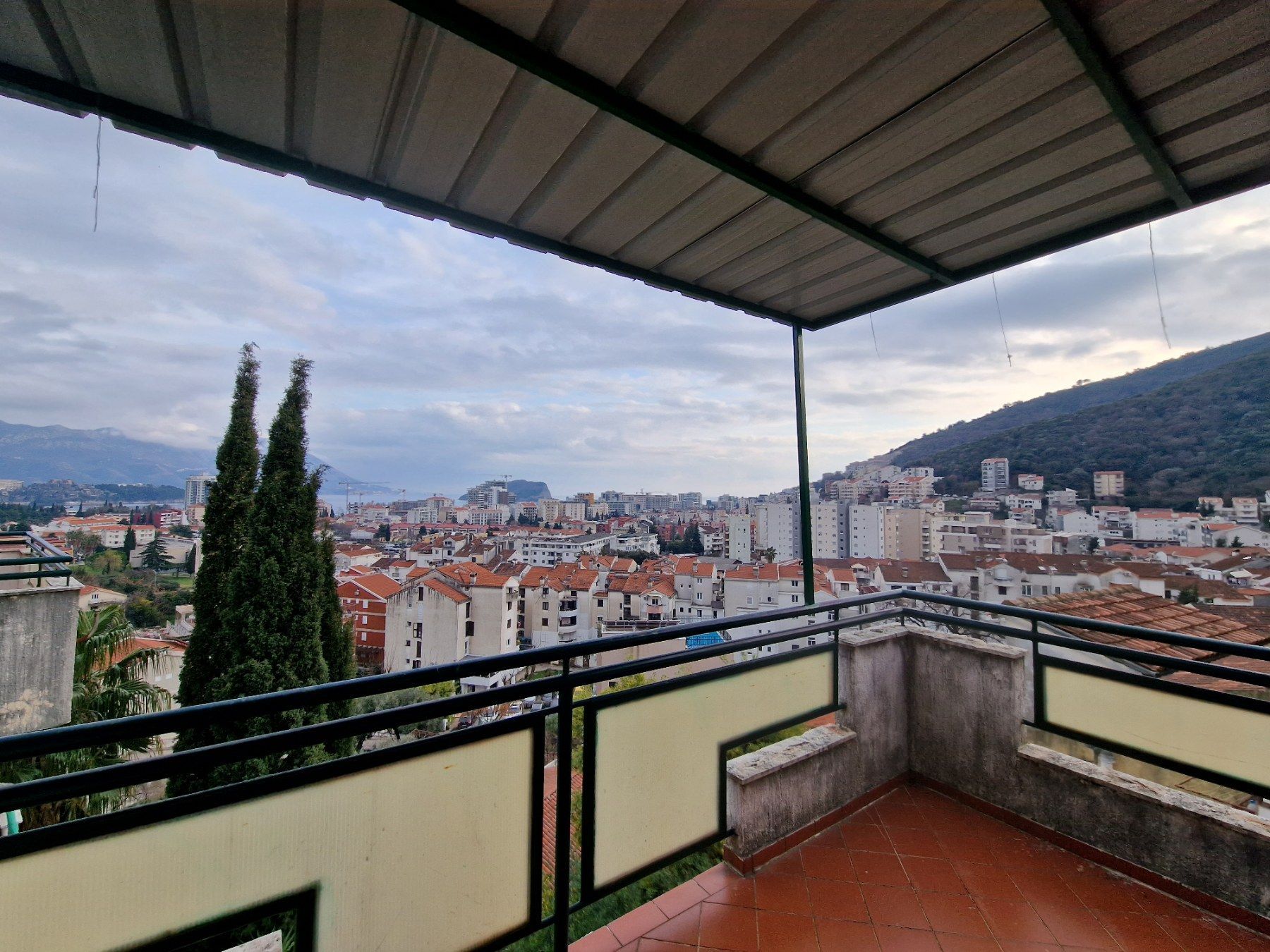 amforaproperty.com/Trosoban stan 124m2 sa panoramskim pogledom na more i grad,Budva