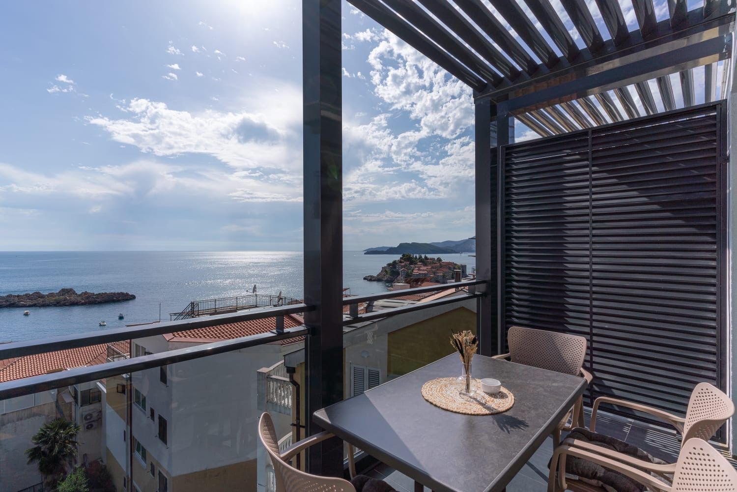 amforaproperty.com/Nov dvosoban moderno opremljen stan 67m2 sa pogledom na more , Sveti Stefan