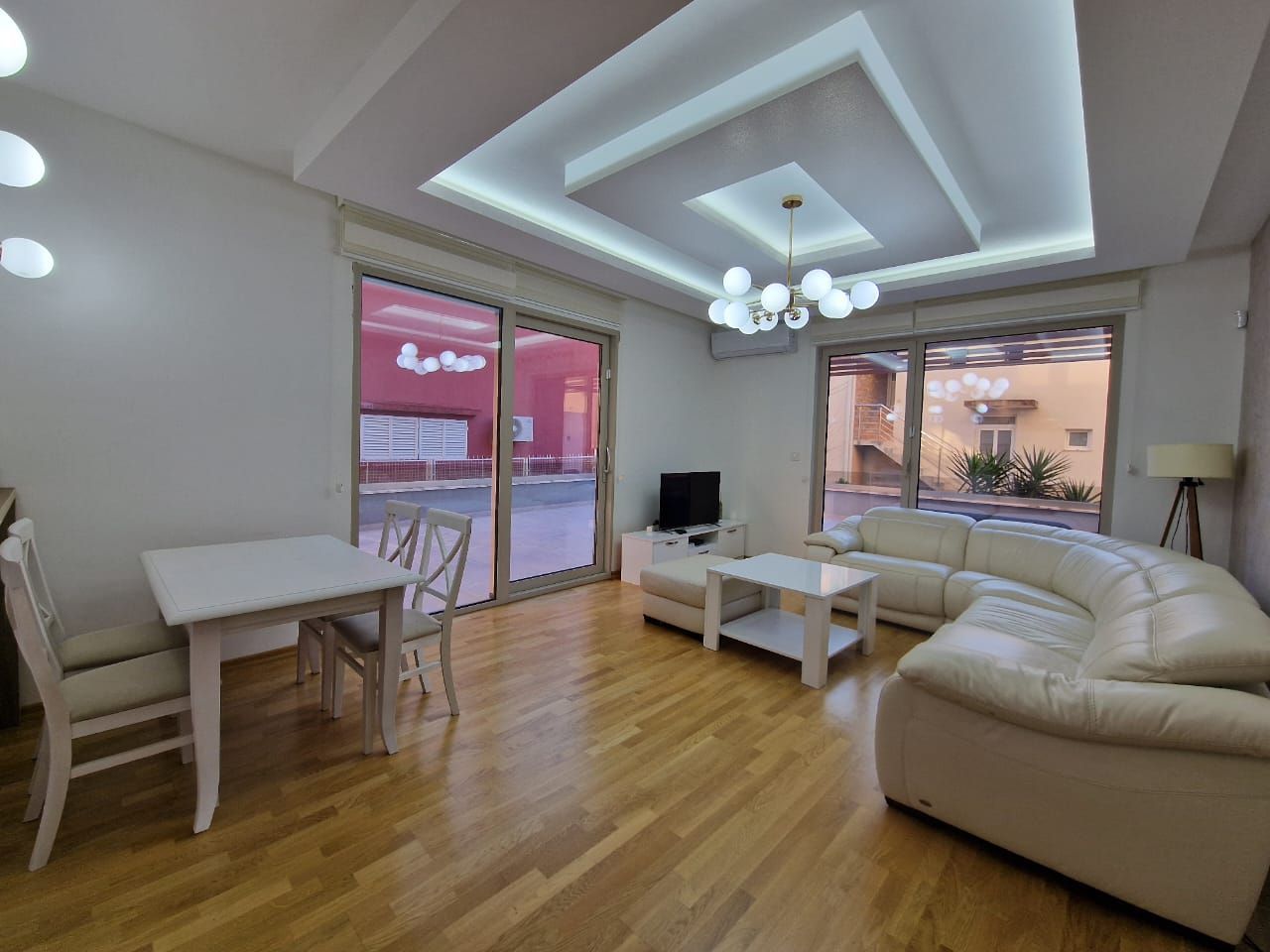 Moderno opremljen trosoban Stan sa Prostranom Terasom u Bečićima (NA DUZI PERIOD) - Amfora Real Estate