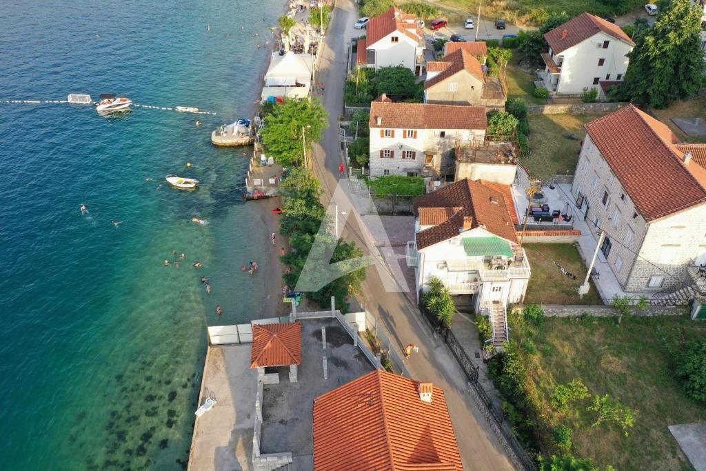 amforaproperty.com/Trospratna kuća na obali mora u Stolivu-Kotor
