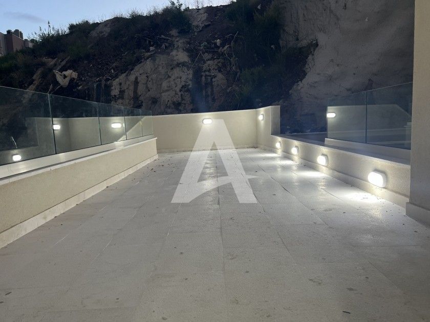 amforaproperty.com/Moderno opremljen jednosoban sa prostranom terasom od 45m2 i parking mestom ,Becici (Na duzi period)