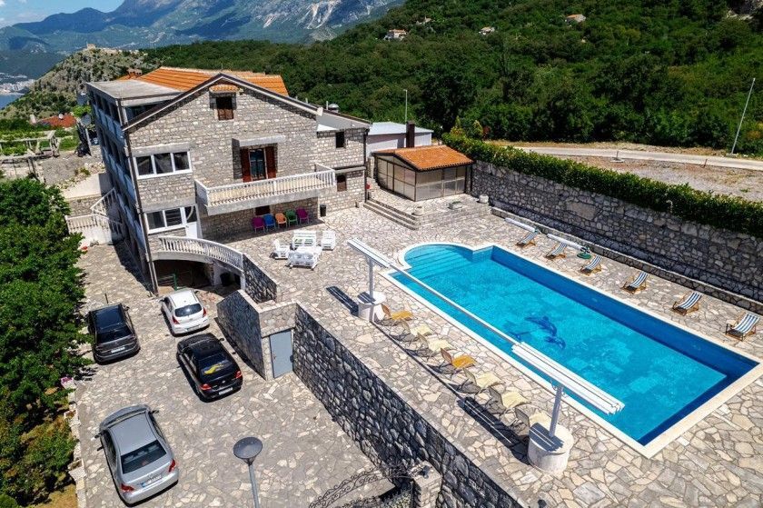 amforaproperty.com/Vila 457m2 sa bazenom i panoramskim pogledom u Blizikucama