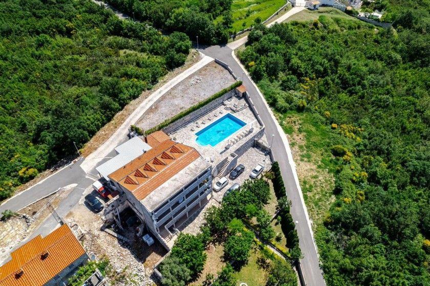 amforaproperty.com/Vila 457m2 sa bazenom i panoramskim pogledom u Blizikucama