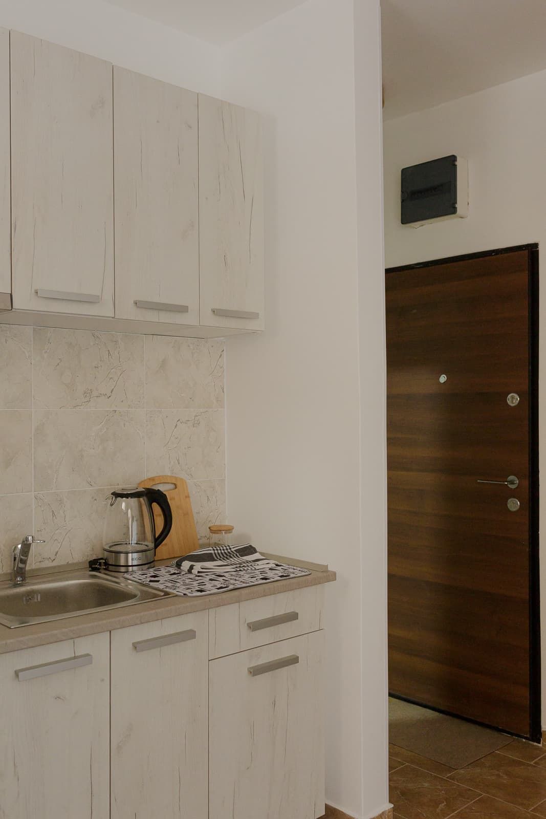 Namesten studio apartman na atraktivnoj lokaciji u Budvi (na duzi period) - Amfora Real Estate