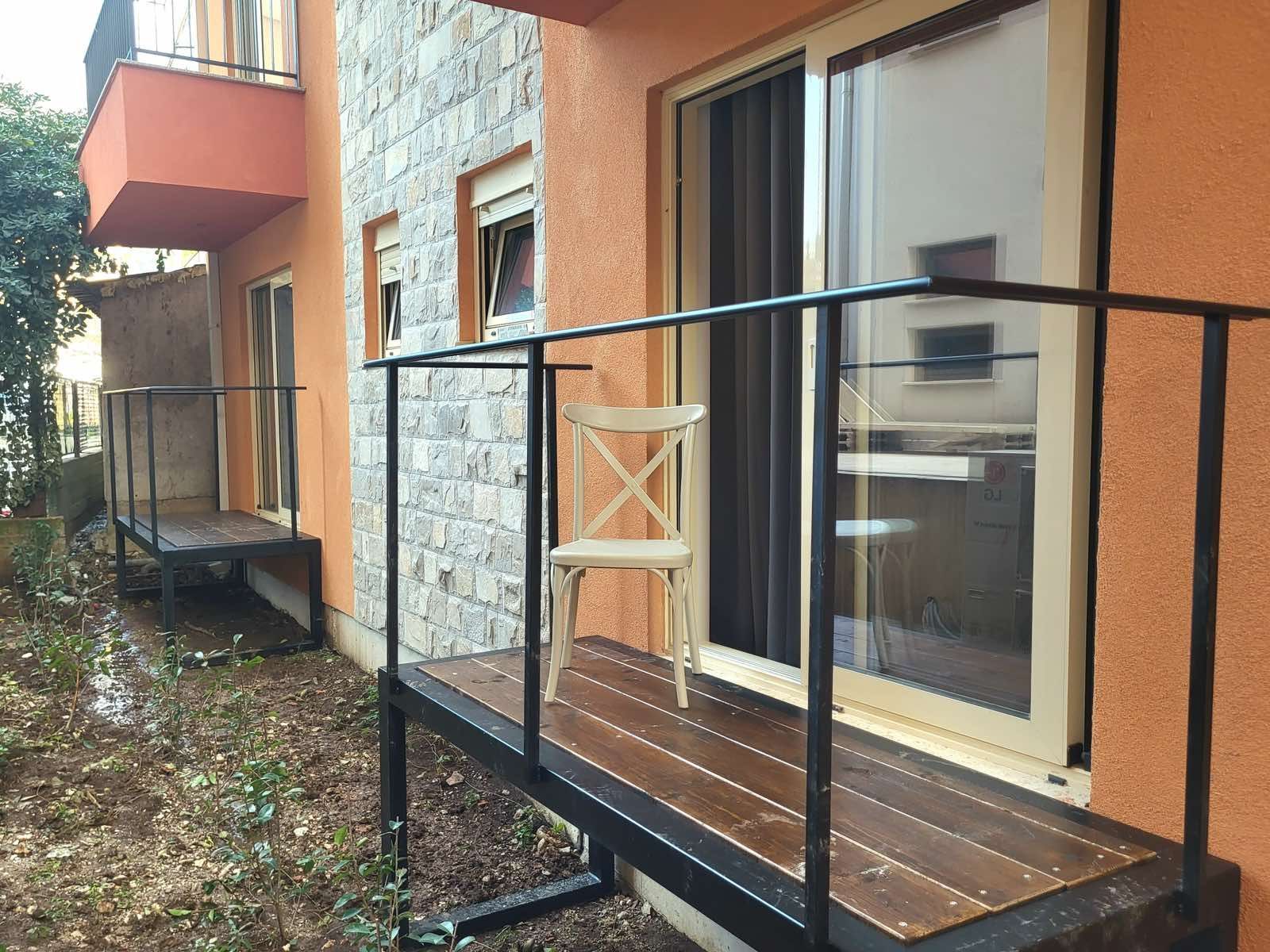 Namesten studio apartman na atraktivnoj lokaciji u Budvi (na duzi period) - Amfora Real Estate